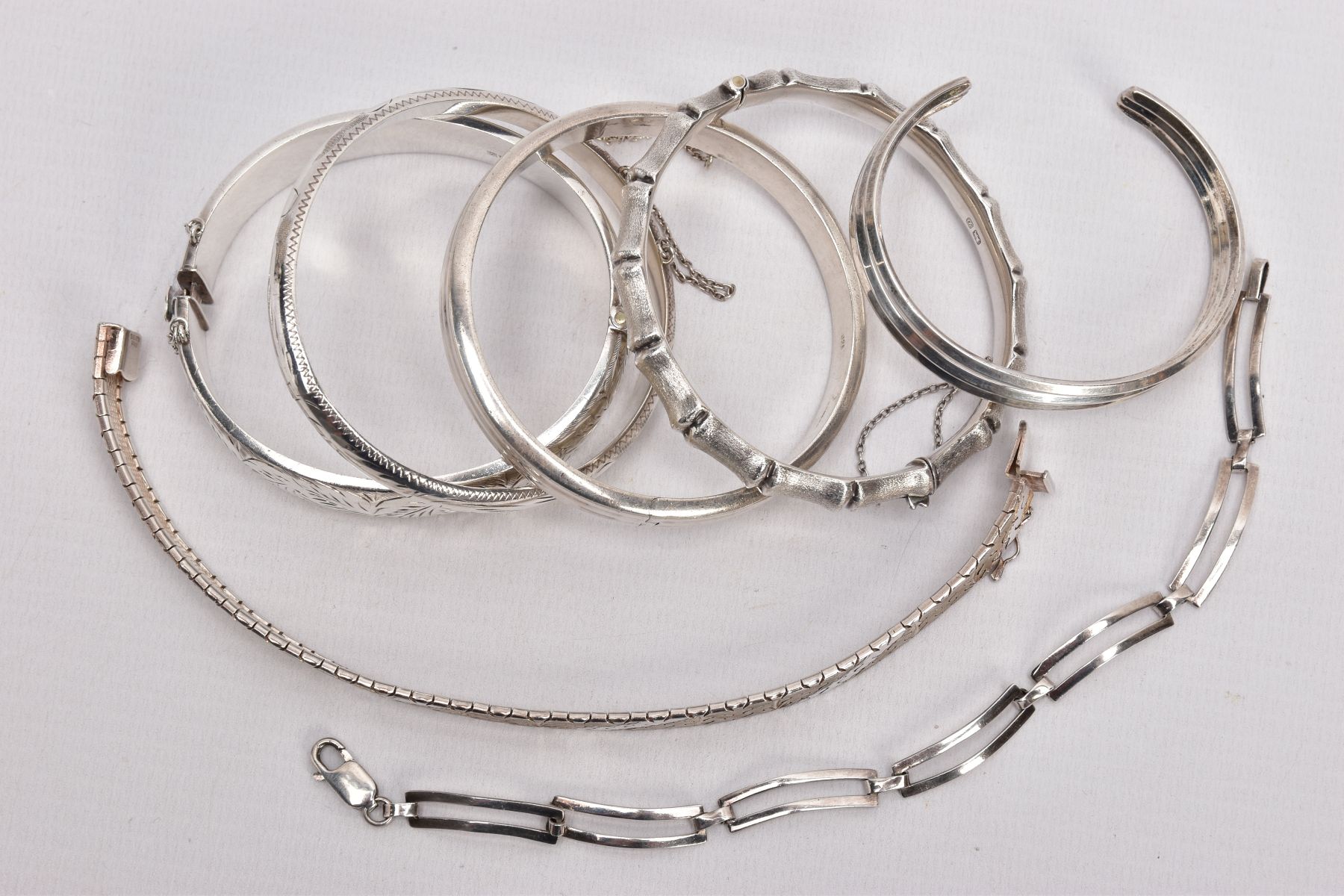 A PARCEL OF SILVER AND WHITE METAL BANGLES AND BRACELETS, to include a wide silver hinged bangle, - Image 2 of 4