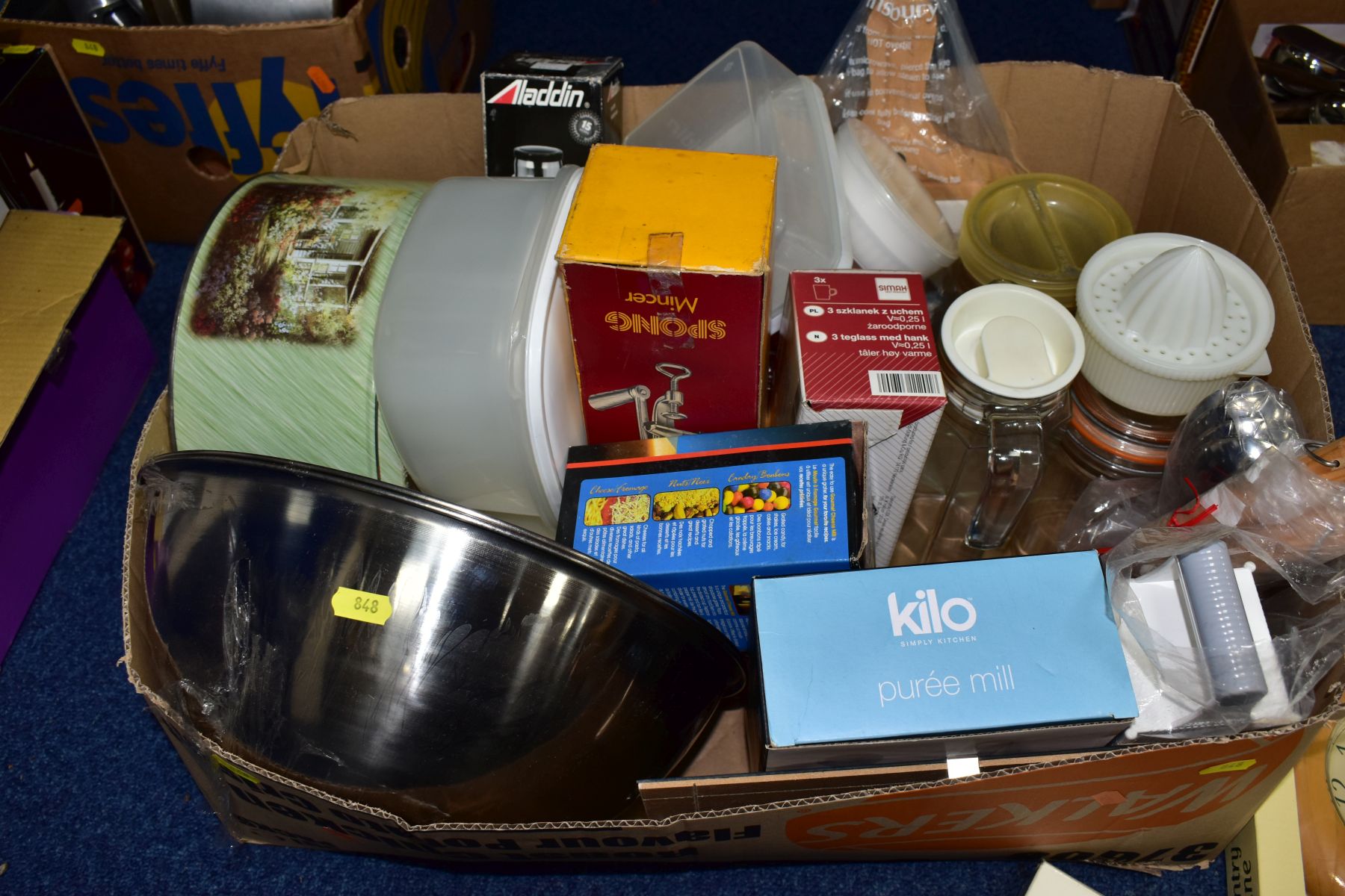 NINE BOXES AND LOOSE KITCHENWARES (LARGE QUANTITY), modern and vintage items, many in original - Bild 7 aus 11