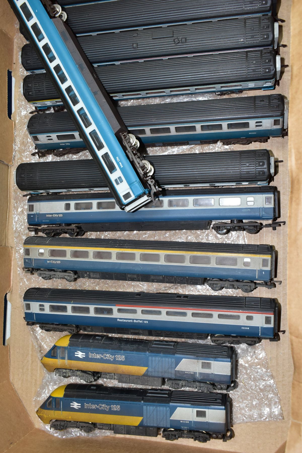 A QUANTITY OF UNBOXED 00 GAUGE INTER CITY 125 HIGH SPEED TRAIN POWER CARS AND MKIII COACHES, two x