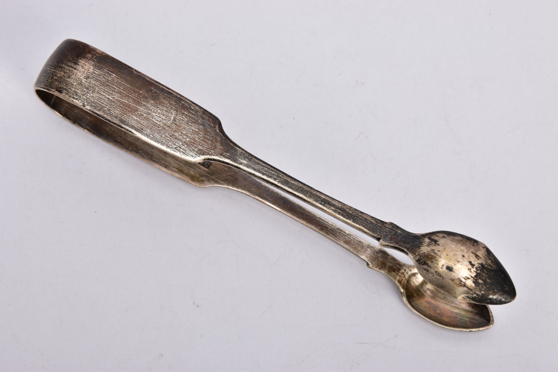 A PAIR OF GEORGE IV SILVER SUGAR TONGS, plain polished fiddle pattern design, engraved initials to - Image 4 of 4