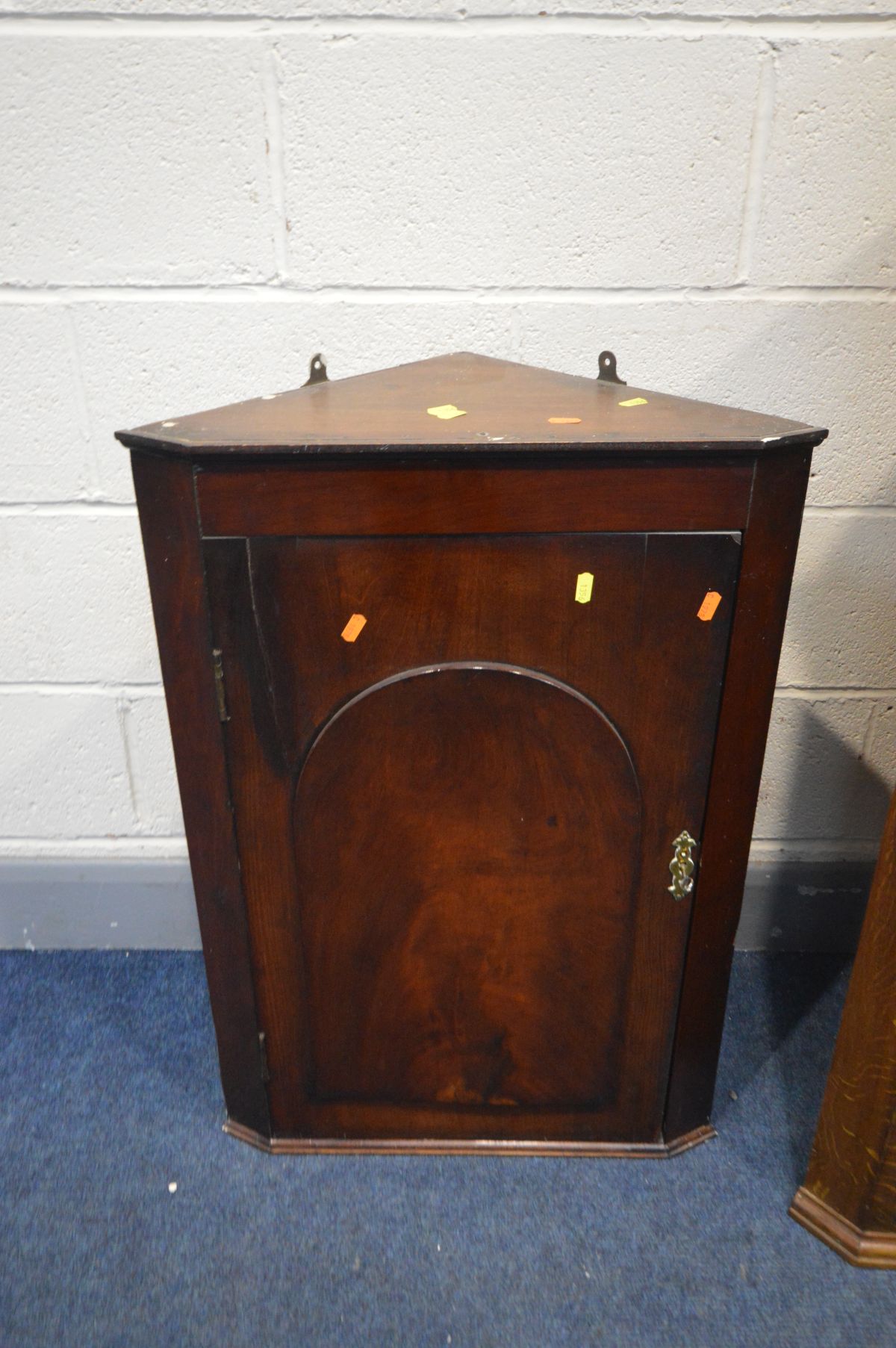 A 20TH CENTURY OAK PANELLED SINGLE DOOR HANGING CORNER CUPBOARD, width 88cm x depth 50cm x height - Image 3 of 3