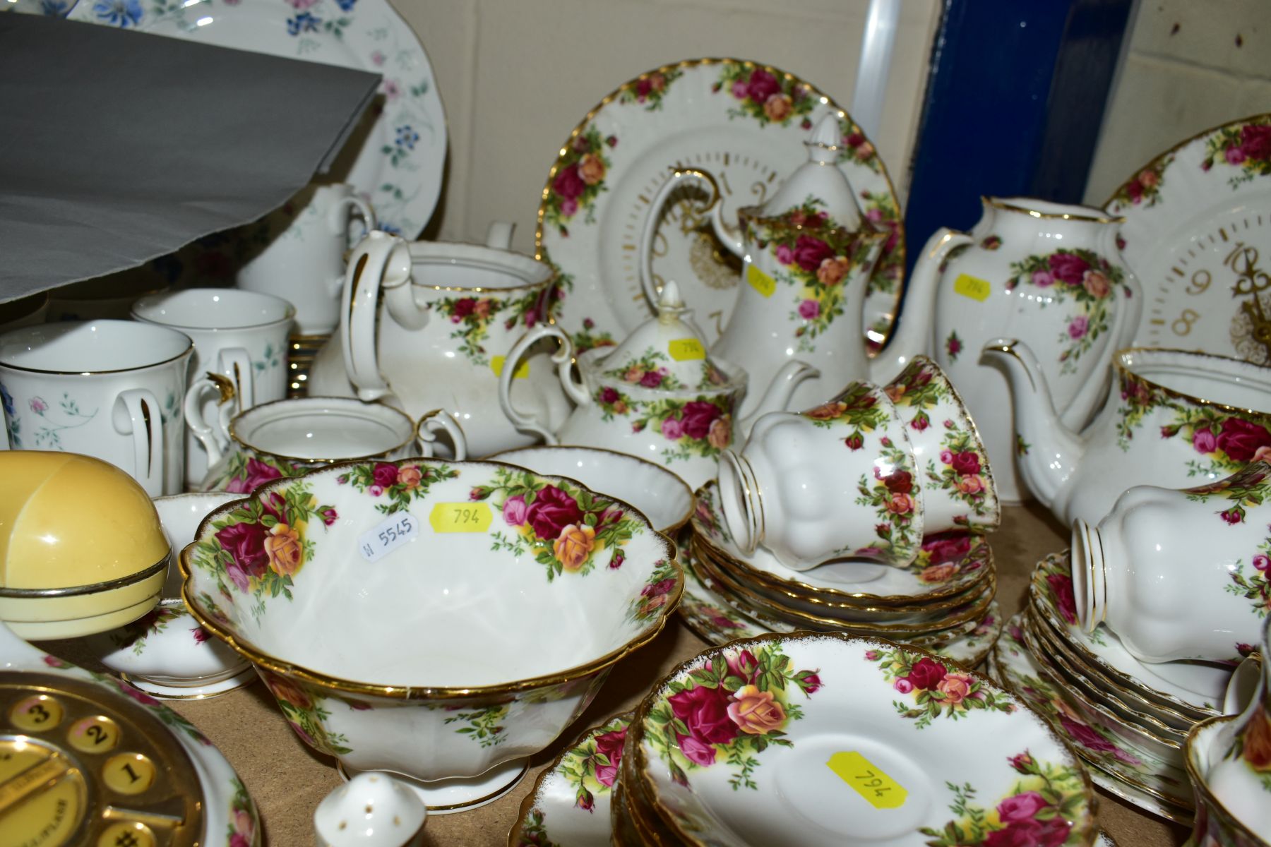 FIFTY TWO PIECES OF ROYAL ALBERT 'OLD COUNTRY ROSES' TEA/DINNERWARES AND OTHER ITEMS, comprising - Image 3 of 6