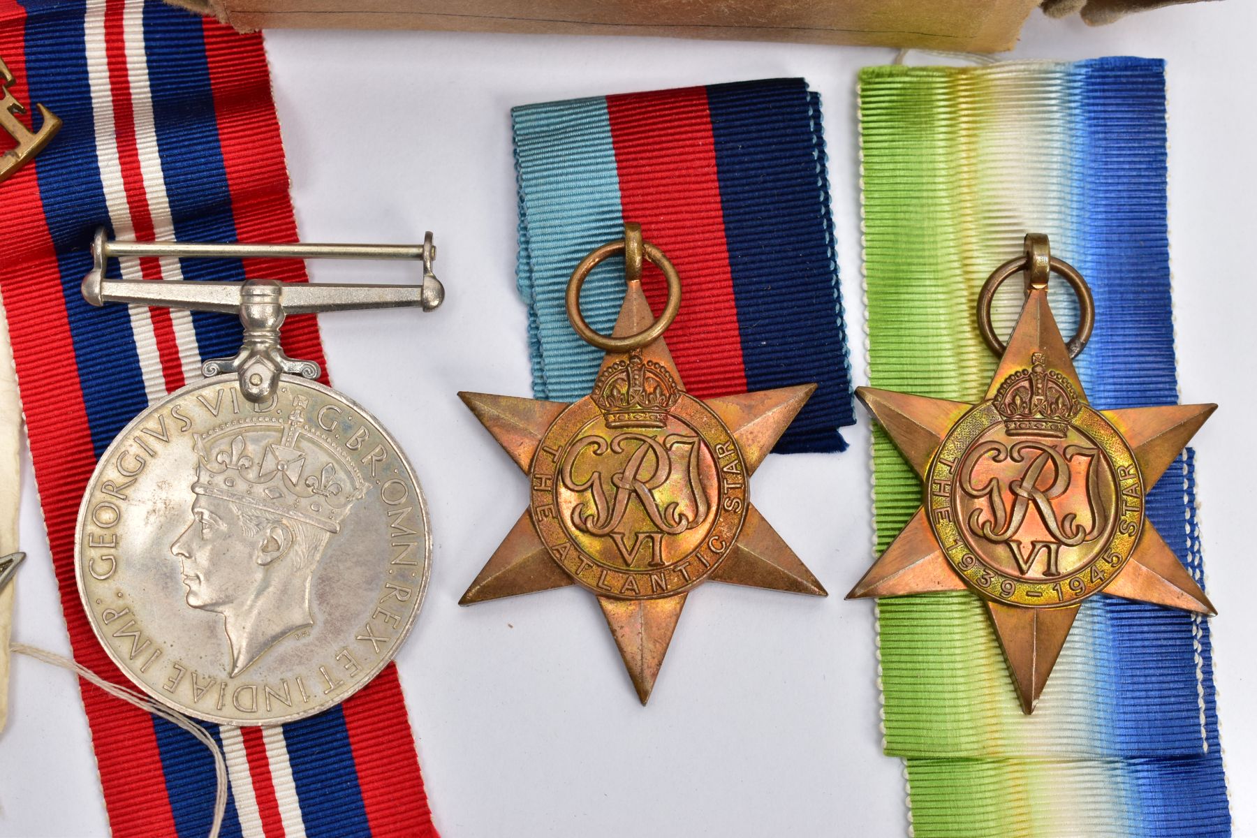 AN ORIGINAL WW2 BOX OF ISSUE (Naval) containing the 1939-45, Atlantic Stars & War medal, ribbons - Bild 2 aus 4