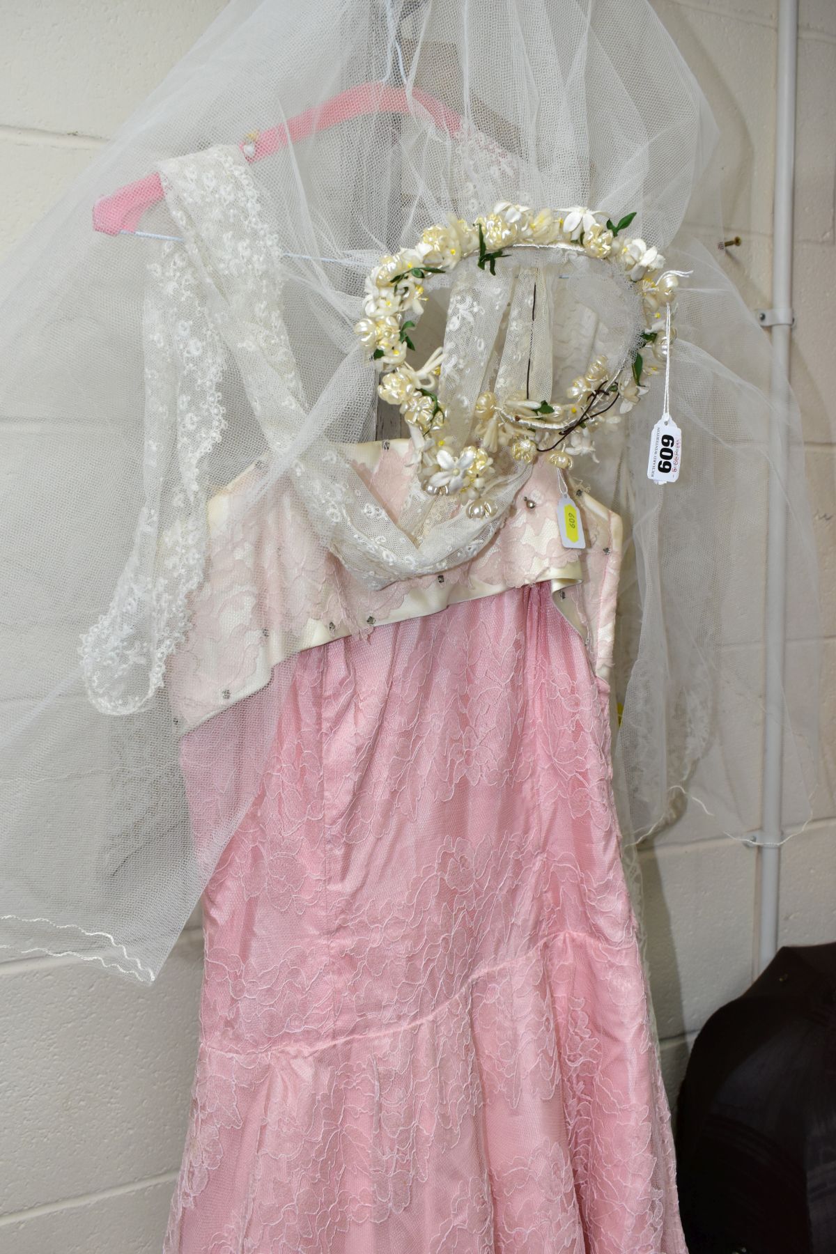 AN ISOBEL LTD OF BIRMINGHAM CREAM LACE OVER SATIN BRIDAL GOWN AND NET VEIL ATTACHED TO FLORAL HEAD - Bild 5 aus 10
