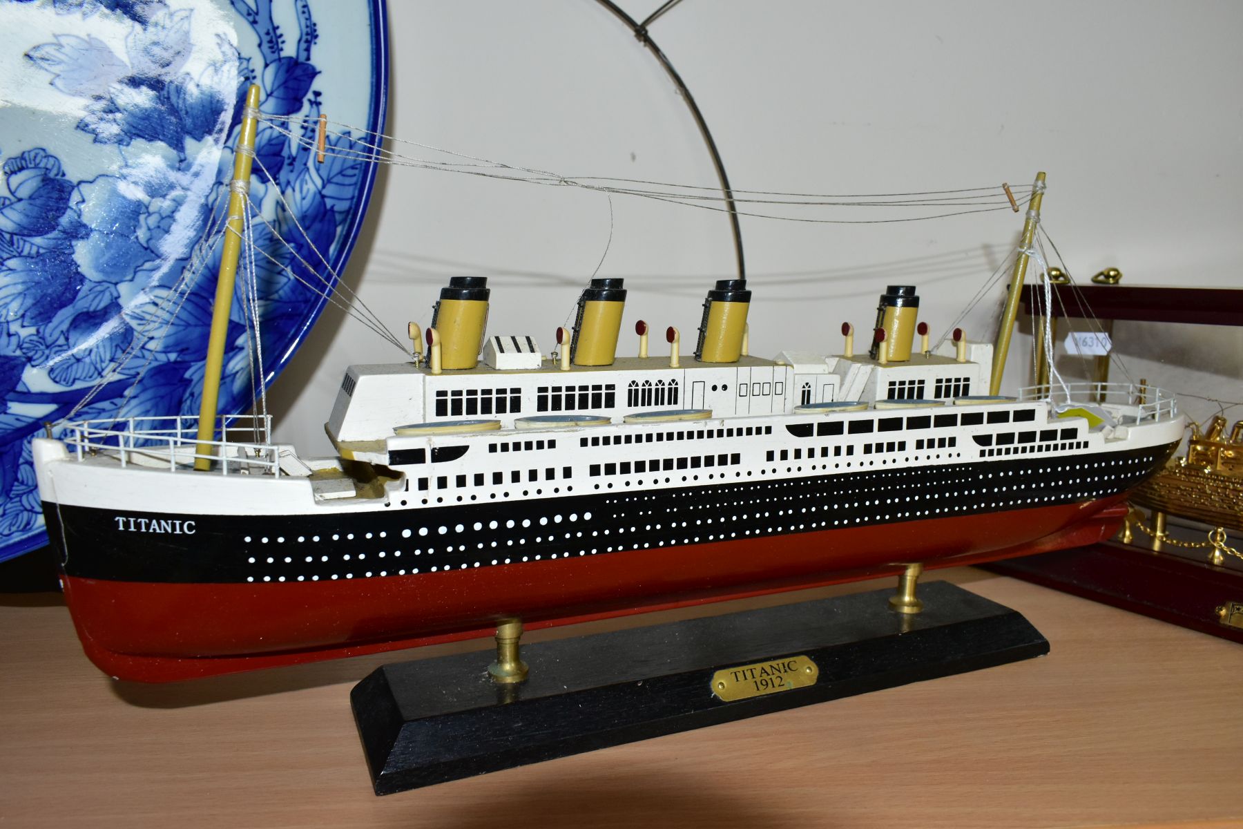 TWO MODERN MODELS OF THE TITANIC, once in glass case, 35.5cm x 17cm x 12.5cm including case, ship is - Image 4 of 5