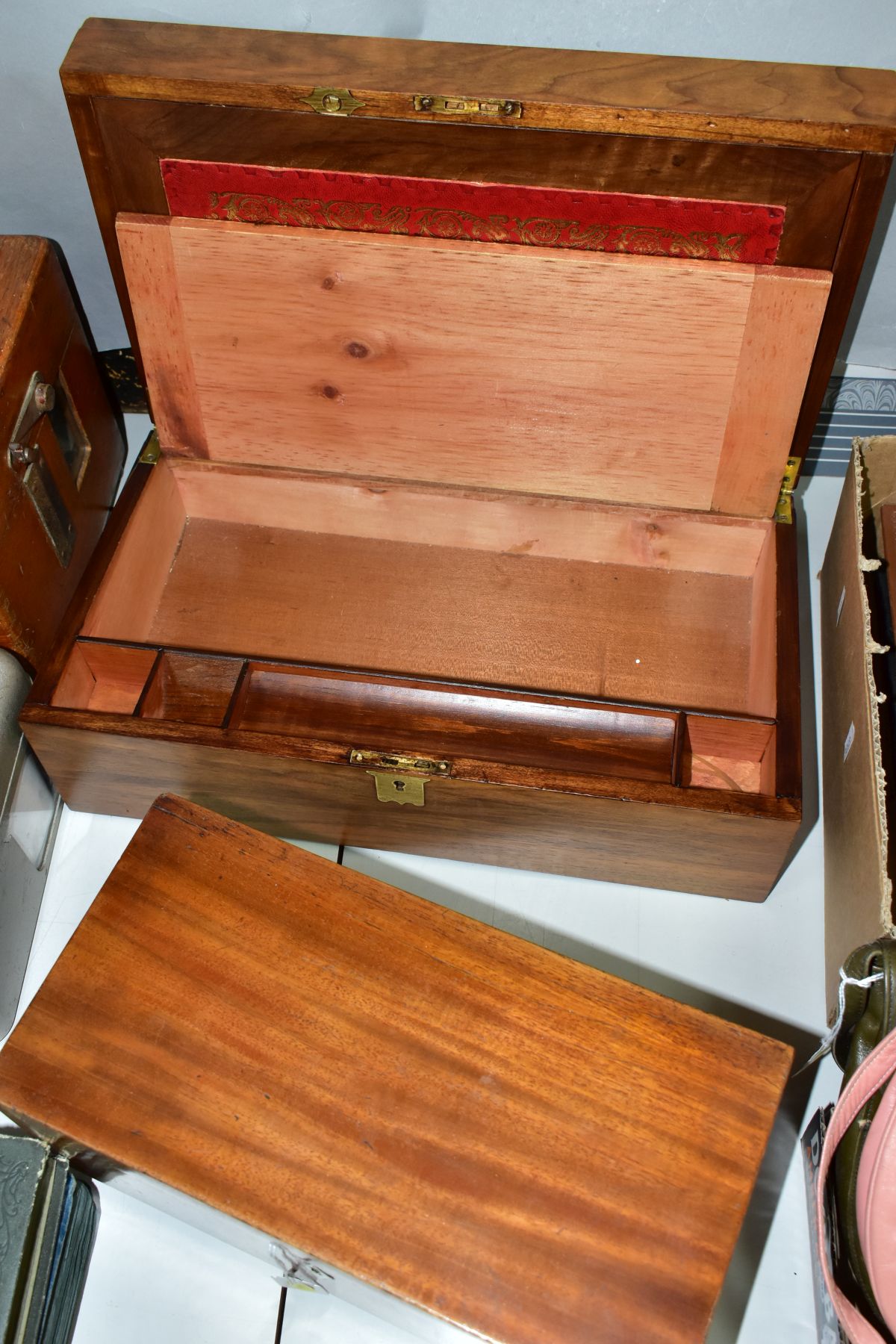 A LATE GEORGIAN MAHOGANY RECTANGULAR BOX AND A VICTORIAN WALNUT WRITING SLOPE, the box with ivory - Bild 6 aus 6