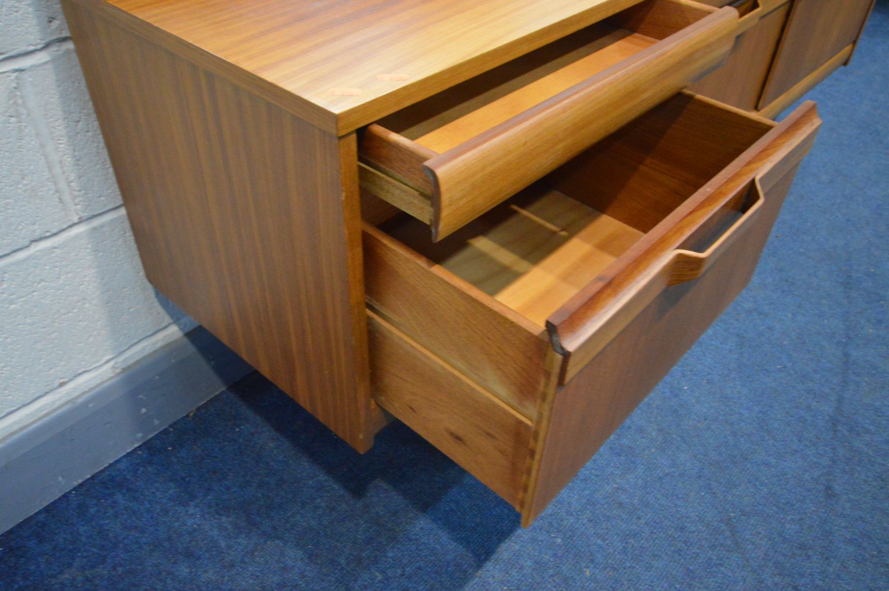 A MID 20TH CENTURY AFROMOSIA TEAK DRESSING TABLE, possible Elliotts of Newbury, with a rectangular - Image 2 of 5