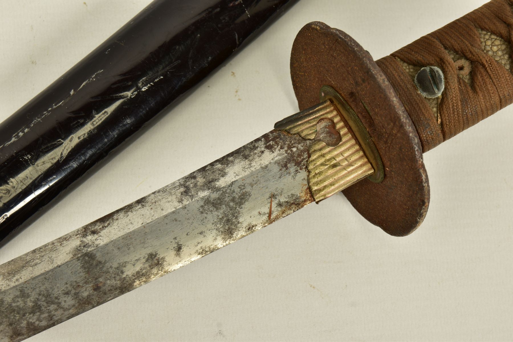 A WWII ERA JAPANESE 'GUNTO' SHORT SWORD, together with black painted/lacquered scabbard which has - Image 5 of 13