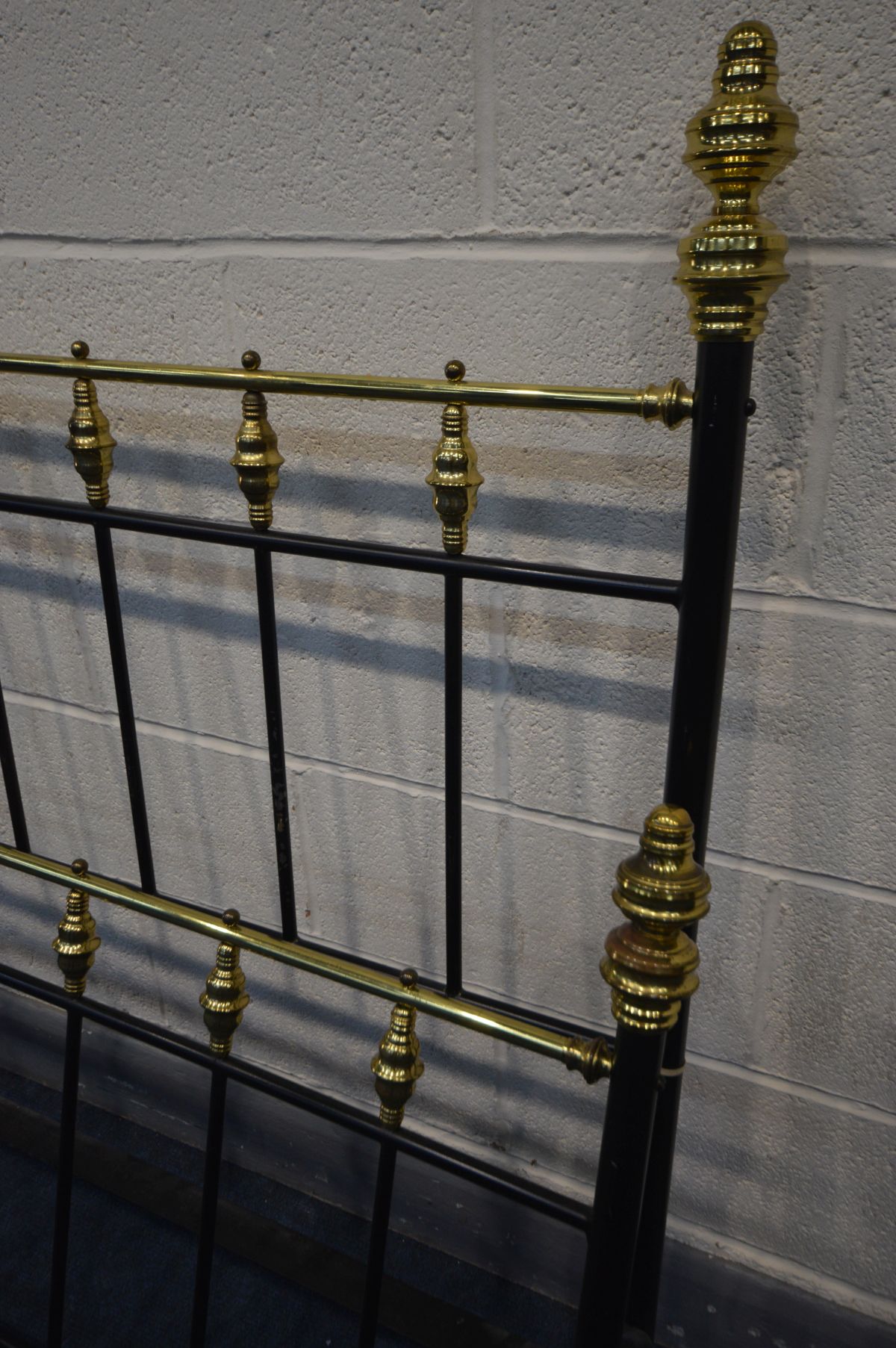 A VICTORIAN STYLE BRASS AND METAL 4FT6 BEDSTEAD - Image 3 of 3