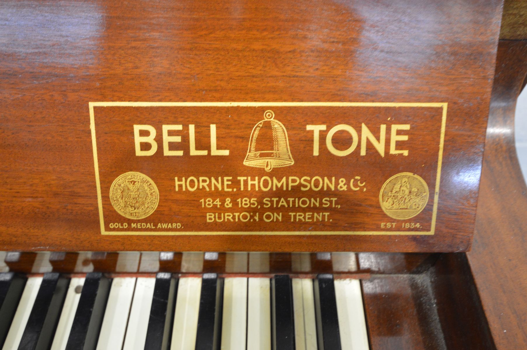 A BELL TONE MAHOGANY UPRIGHT PIANO, straight strung, width 137cm (condition - out of tune from mid - Bild 2 aus 4