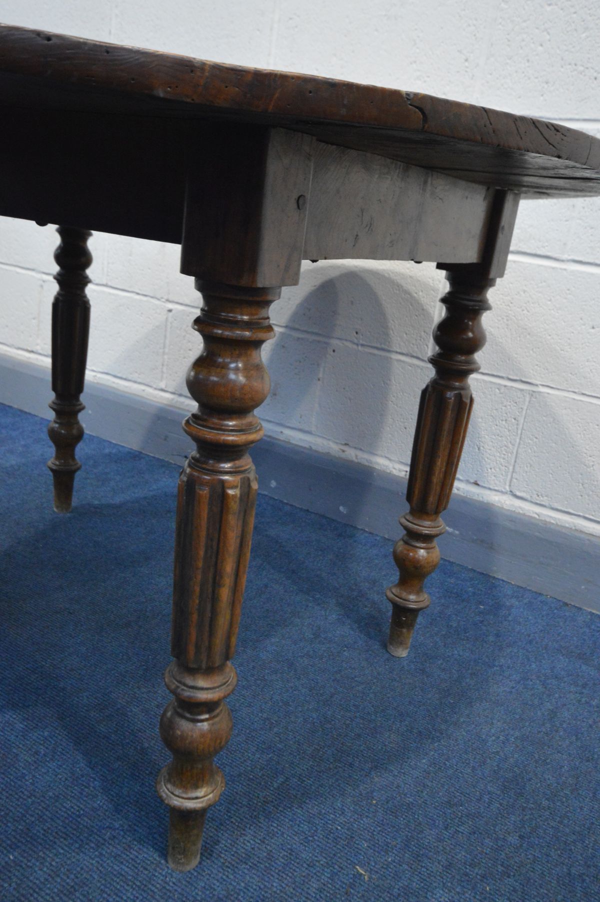 A VICTORIAN ELM CIRCULAR DROP LEAF TABLE, on fluted legs, open diameter 119cm x closed depth 64cm - Image 5 of 5