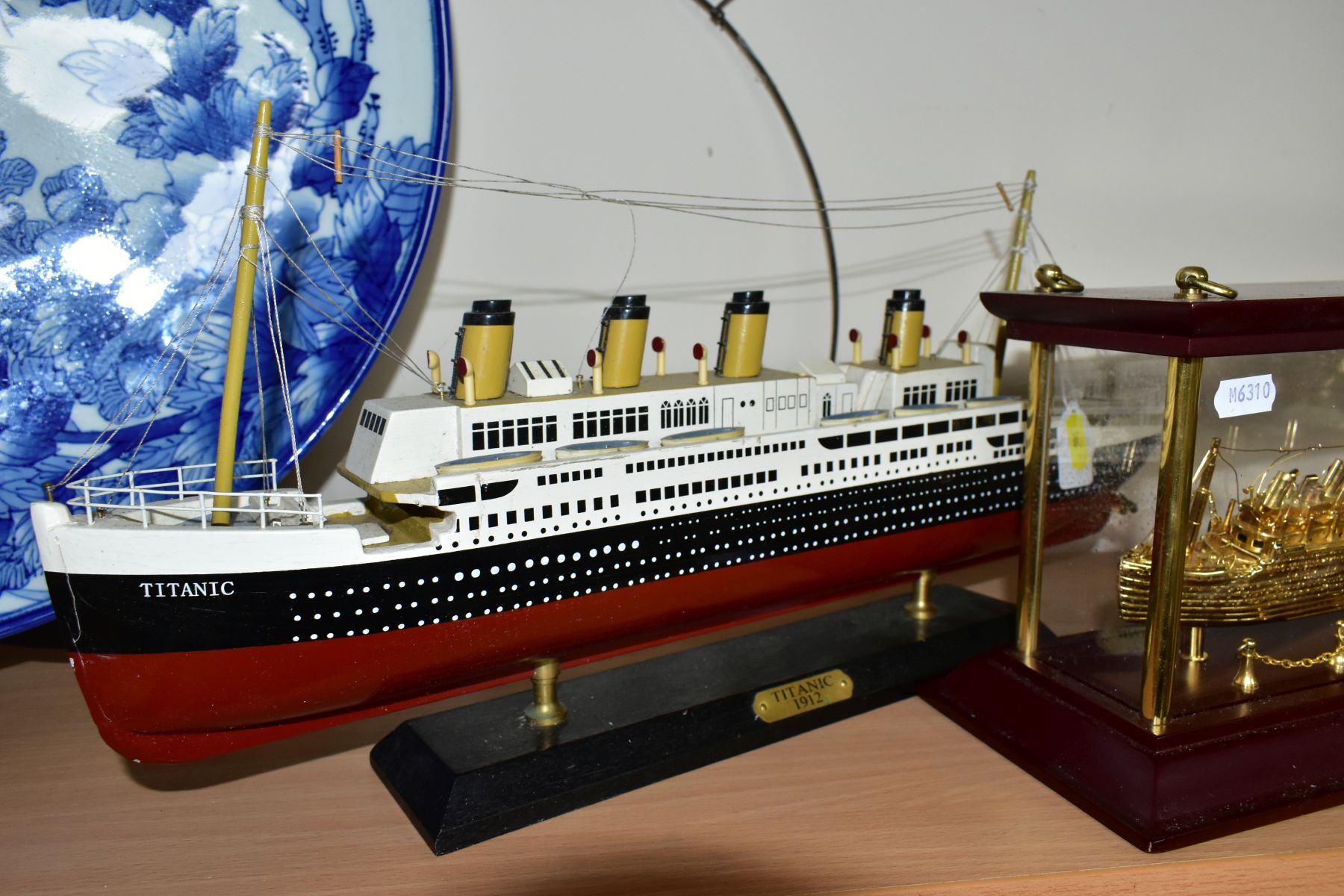 TWO MODERN MODELS OF THE TITANIC, once in glass case, 35.5cm x 17cm x 12.5cm including case, ship is - Image 2 of 5