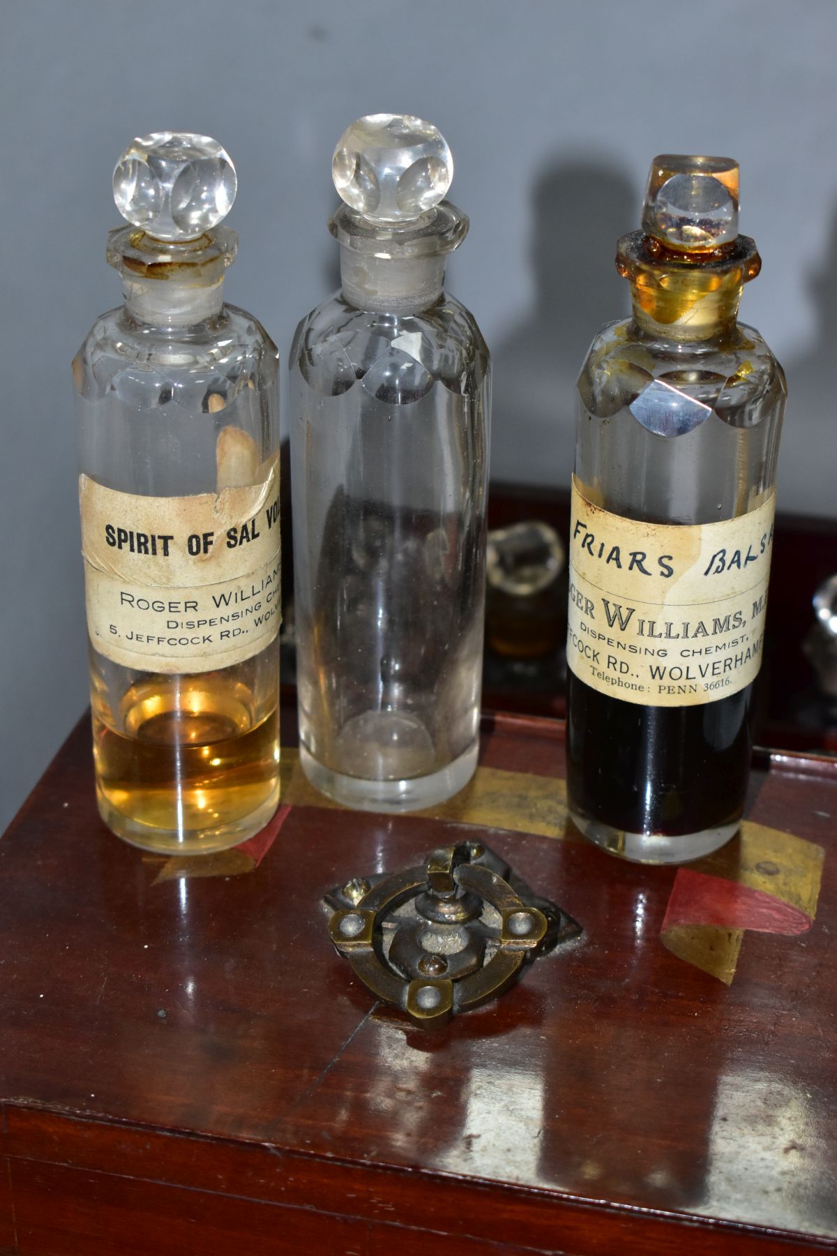 A VICTORIAN MAHOGANY CASED APOTHECARY'S BOX OF RECTANGULAR FORM, the two sliding lids fitted with - Bild 3 aus 4