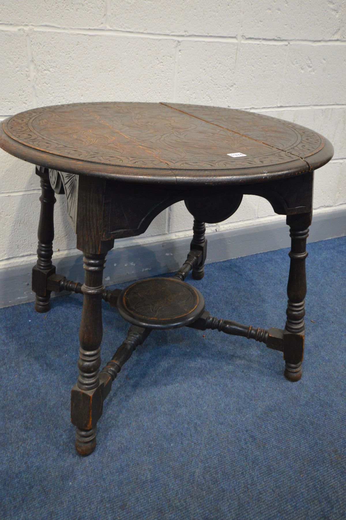 AN EARLY 20TH CENTURY CARVED OAK CIRCULAR CENTRE TABLE, on turned and block legs, united by - Image 3 of 3