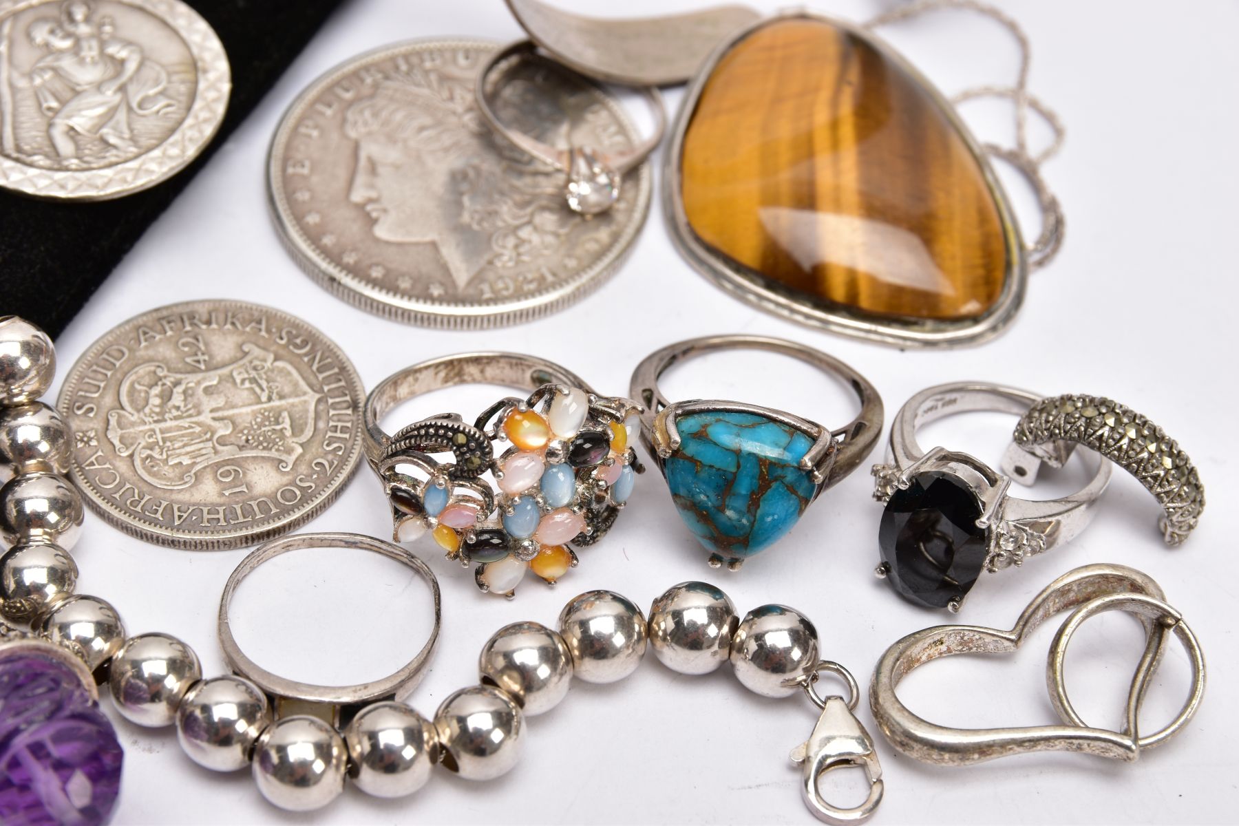 A SELECTION OF SILVER AND WHITE METAL JEWELLERY, to include a triangular tiger's eye cabochon - Image 4 of 4