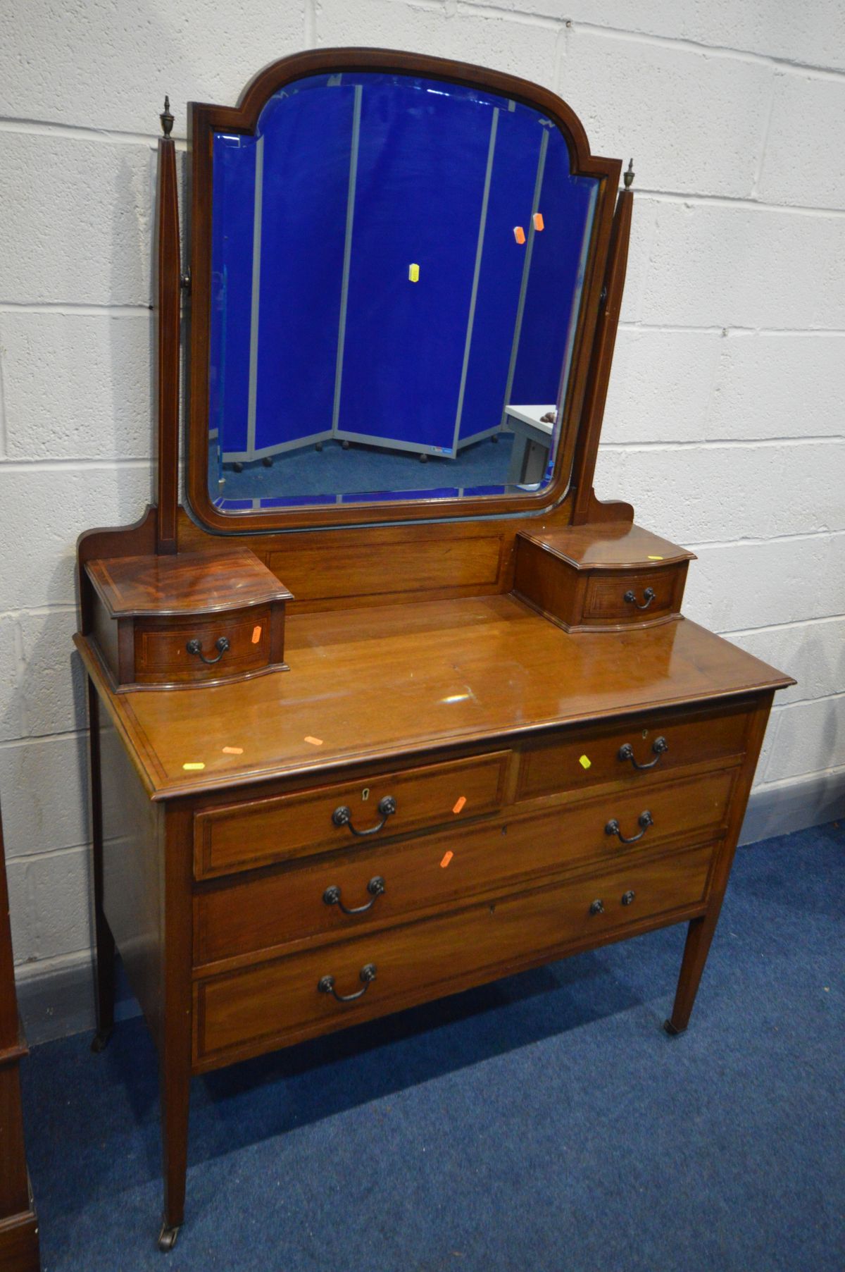 A MATCHED EDWARDIAN MAHOGANY AND BOX INLAID THREE PIECE BEDROOM SUITE, comprising a single door - Image 3 of 5