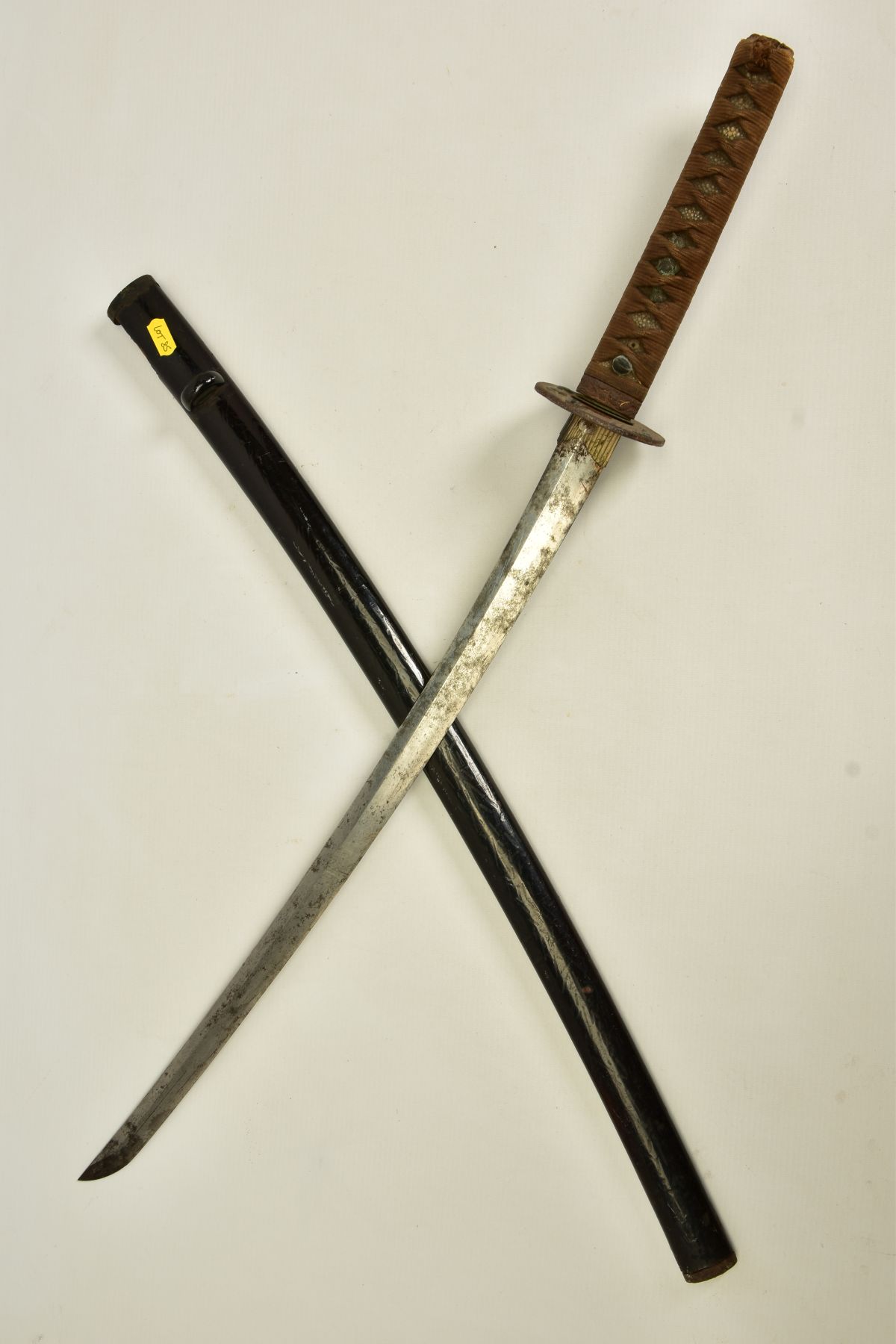 A WWII ERA JAPANESE 'GUNTO' SHORT SWORD, together with black painted/lacquered scabbard which has