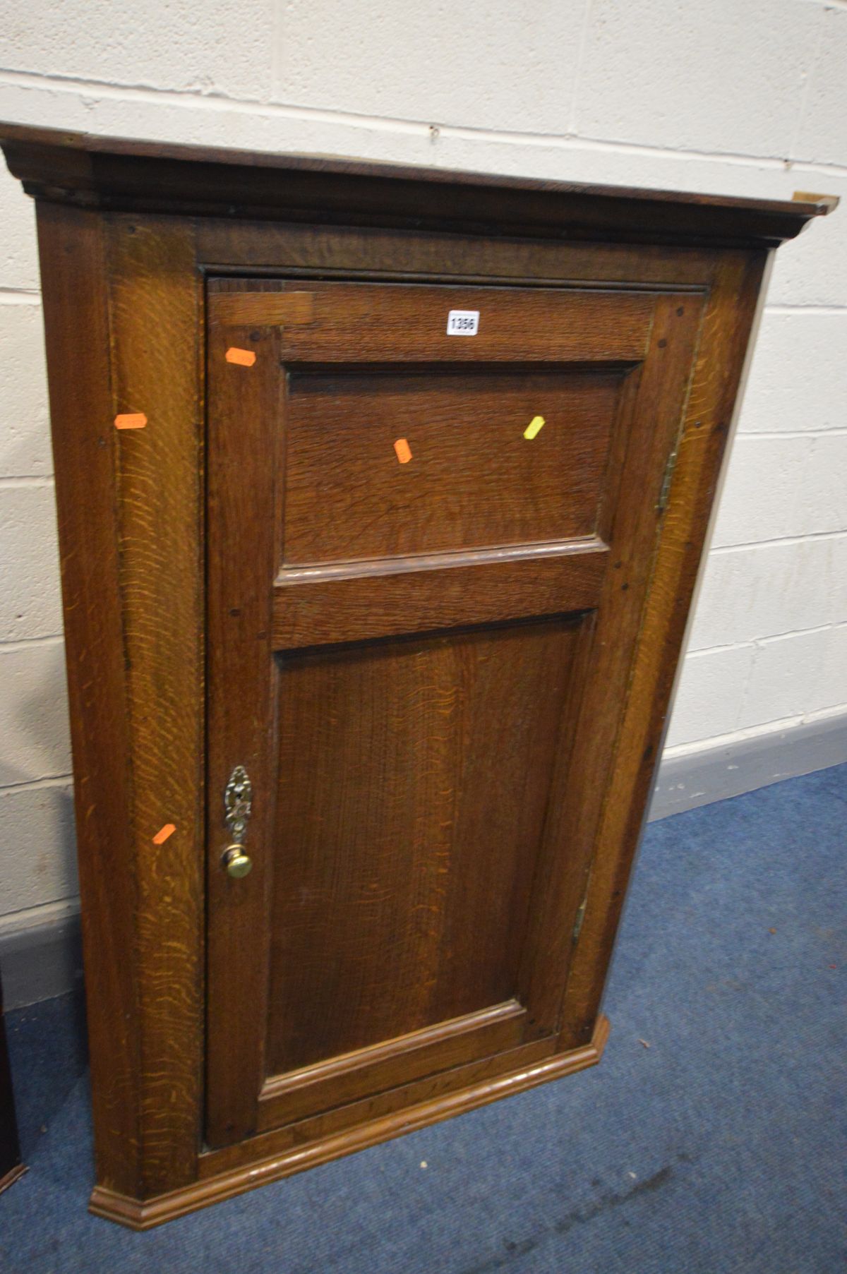 A 20TH CENTURY OAK PANELLED SINGLE DOOR HANGING CORNER CUPBOARD, width 88cm x depth 50cm x height - Image 2 of 3