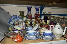 A COLLECTION OF LATE 19TH AND 20TH CENTURY CHINESE AND JAPANESE POTTERY AND PORCELAIN, including