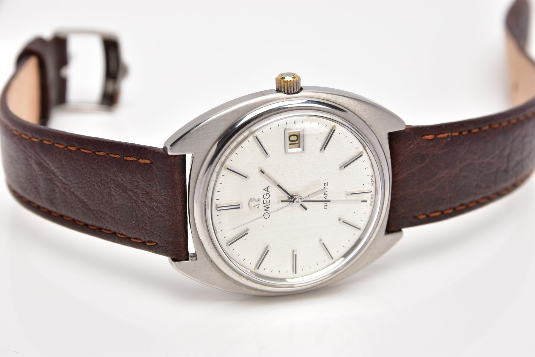 A GENTLEMAN'S OMEGA WRISTWATCH WITH BOX, the quartz watch with circular face, baton markers, date - Image 5 of 6