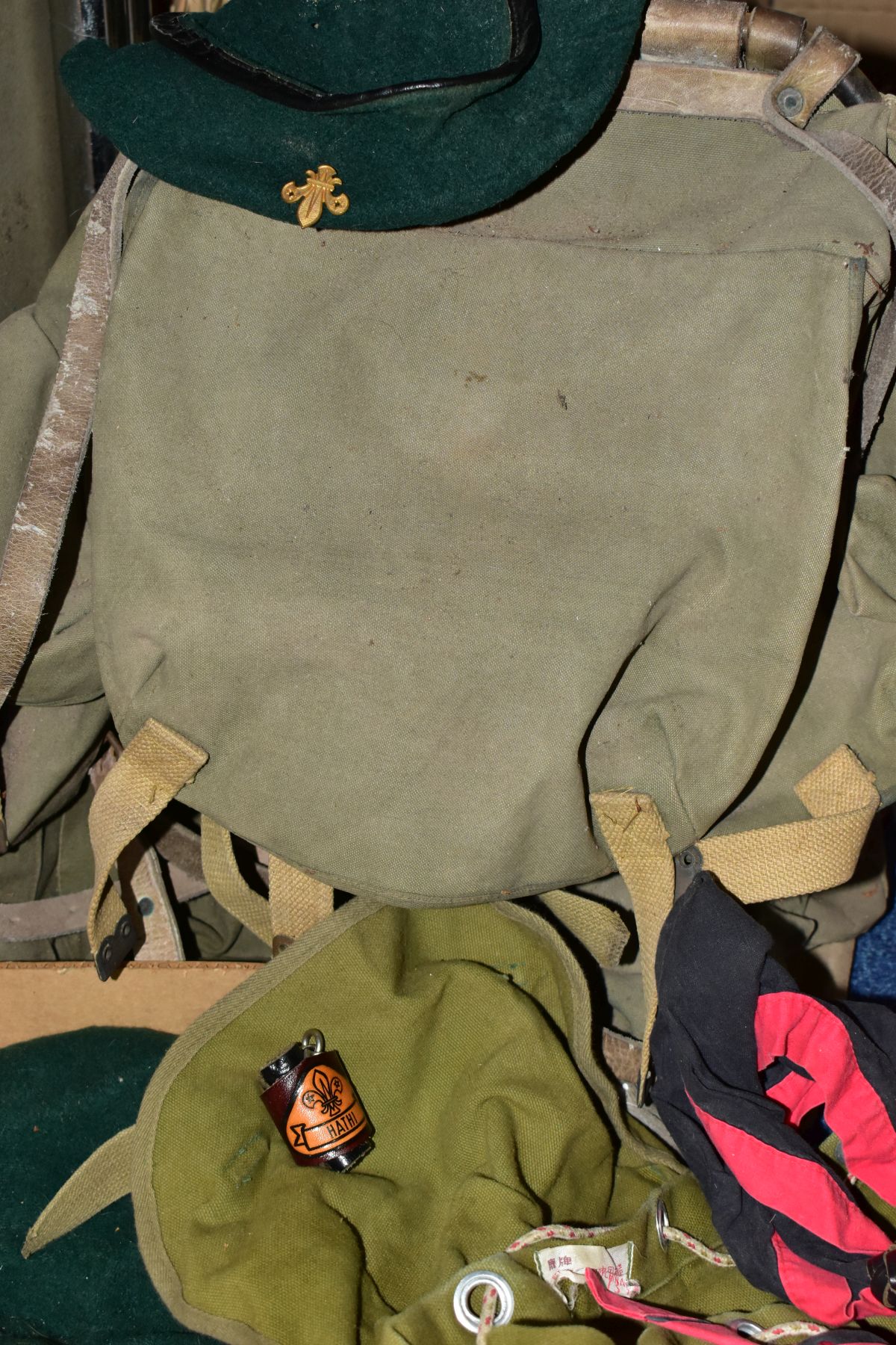 A BOX OF SCOUTING UNIFORMS AND ACCESSORIES, including three berets, five neckers, a shirt, fabric - Bild 2 aus 4