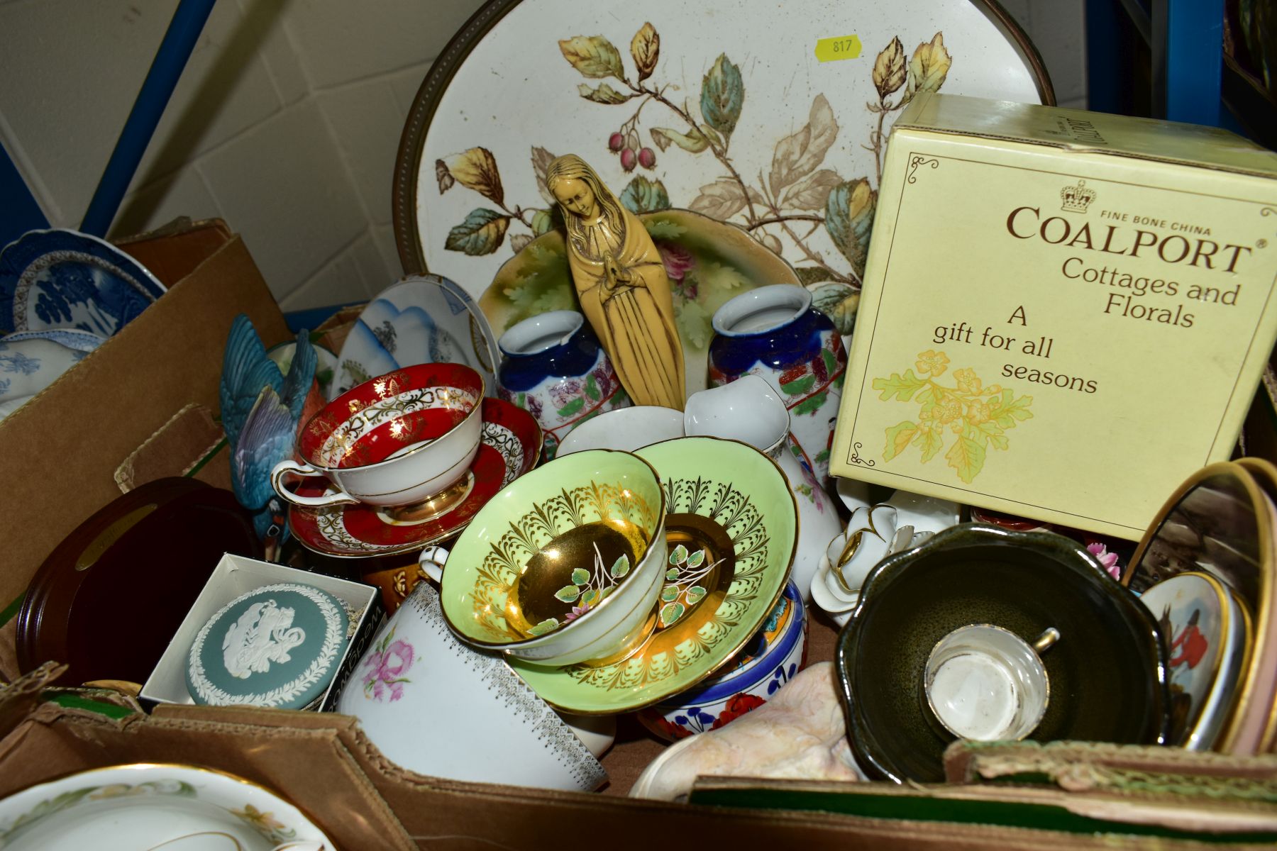 FIVE BOXES OF CERAMIC WARES, to include Wedgwood jasperware fluted trinket box in sage green, with - Image 4 of 6