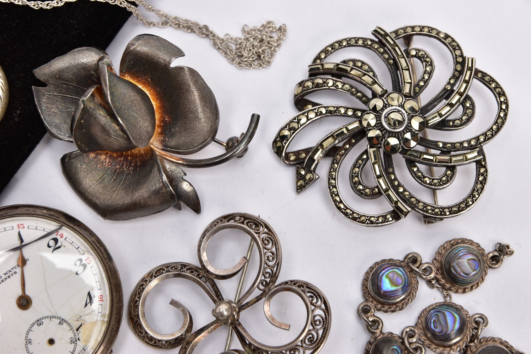 A SELECTION OF SILVER AND WHITE METAL JEWELLERY, to include a Norwegian filigree scrolling design - Image 4 of 6