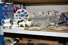 A QUANTITY OF CERAMICS AND GLASSWARE to include Aynsley 'Pembroke' tea and giftwares, pair of