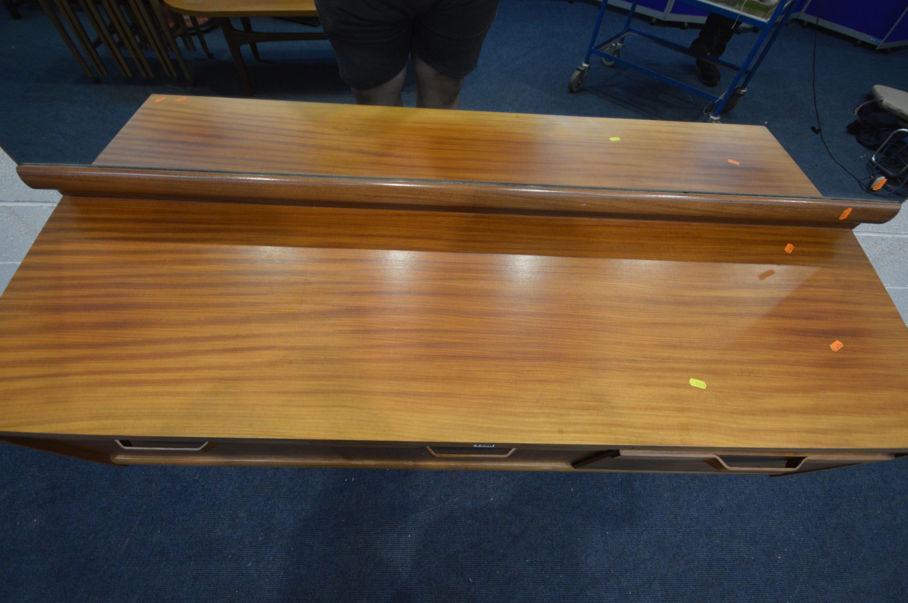 A MID 20TH CENTURY AFROMOSIA TEAK DRESSING TABLE, possible Elliotts of Newbury, with a rectangular - Image 3 of 5