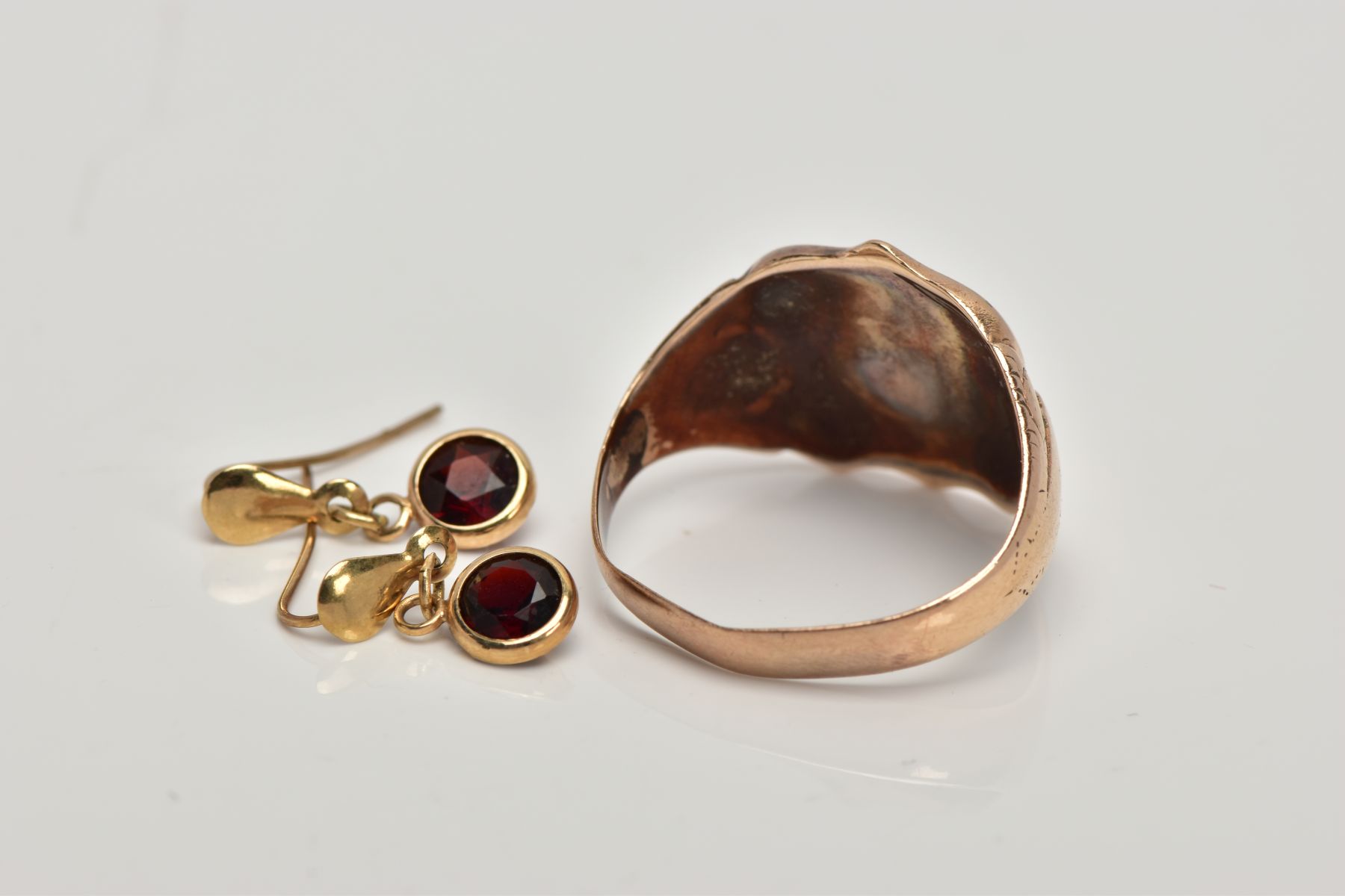 A GENTS 9CT GOLD SIGNET RING AND A PAIR OF YELLOW METAL GARNET DROP EARRINGS, the ring designed with - Image 3 of 3