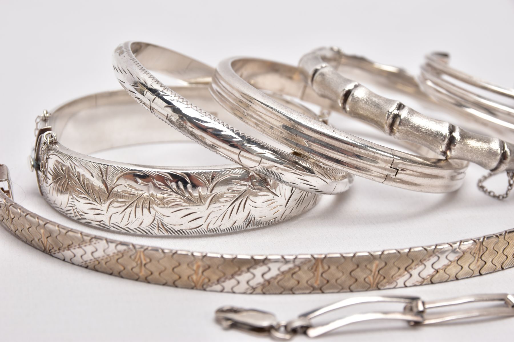 A PARCEL OF SILVER AND WHITE METAL BANGLES AND BRACELETS, to include a wide silver hinged bangle, - Image 3 of 4