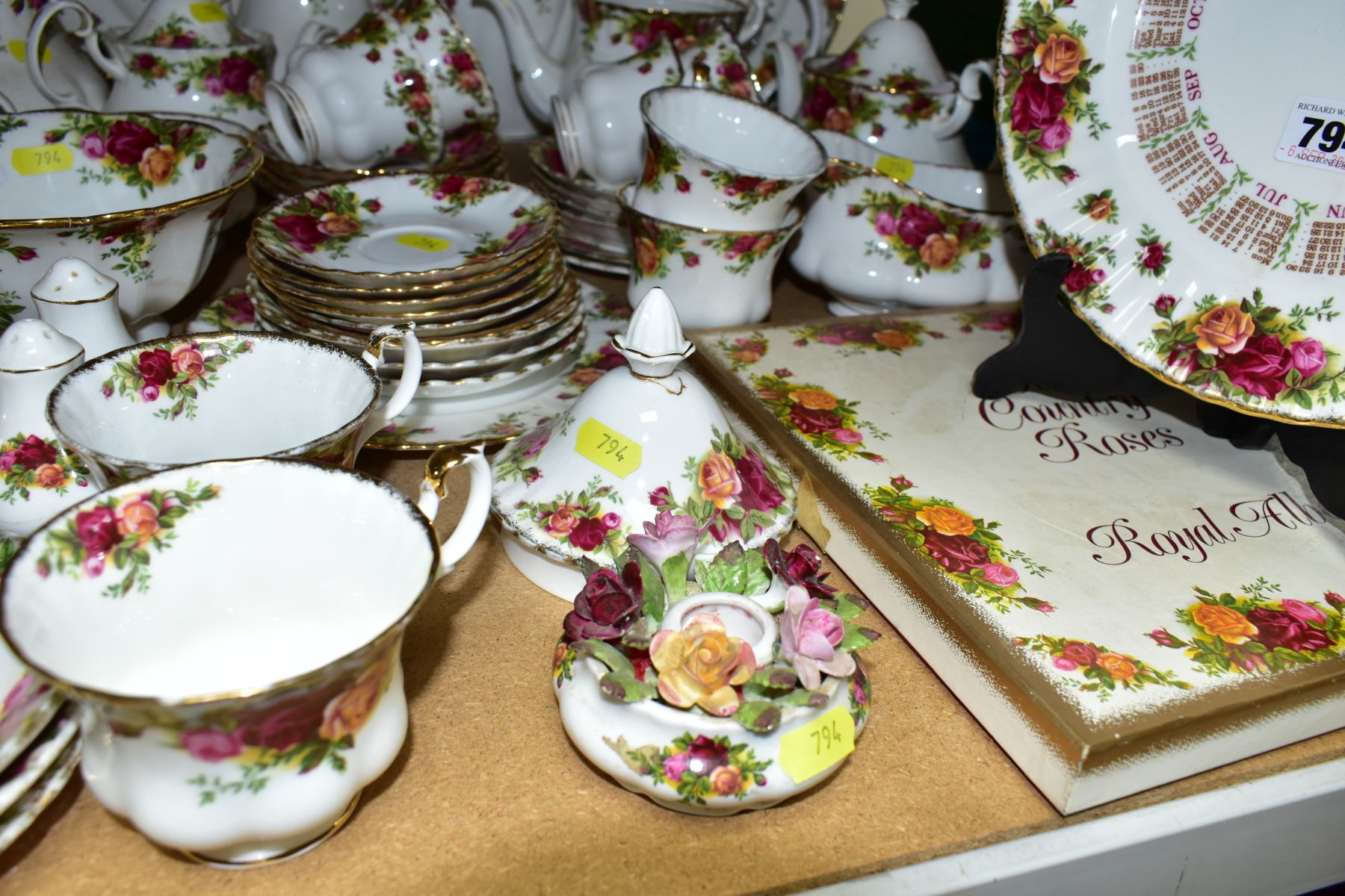 FIFTY TWO PIECES OF ROYAL ALBERT 'OLD COUNTRY ROSES' TEA/DINNERWARES AND OTHER ITEMS, comprising - Image 4 of 6