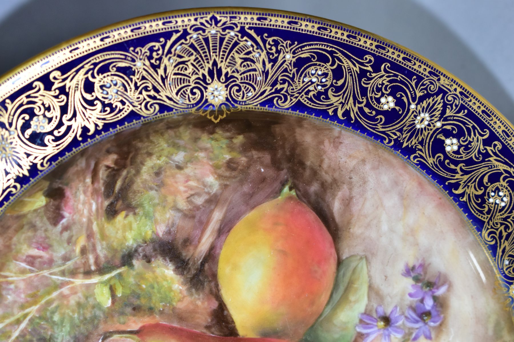 A ROYAL WORCESTER FRUIT STUDY CABINET PLATE, SIGNED R.SEBRIGHT, blue, gilt and enamelled border - Bild 4 aus 6