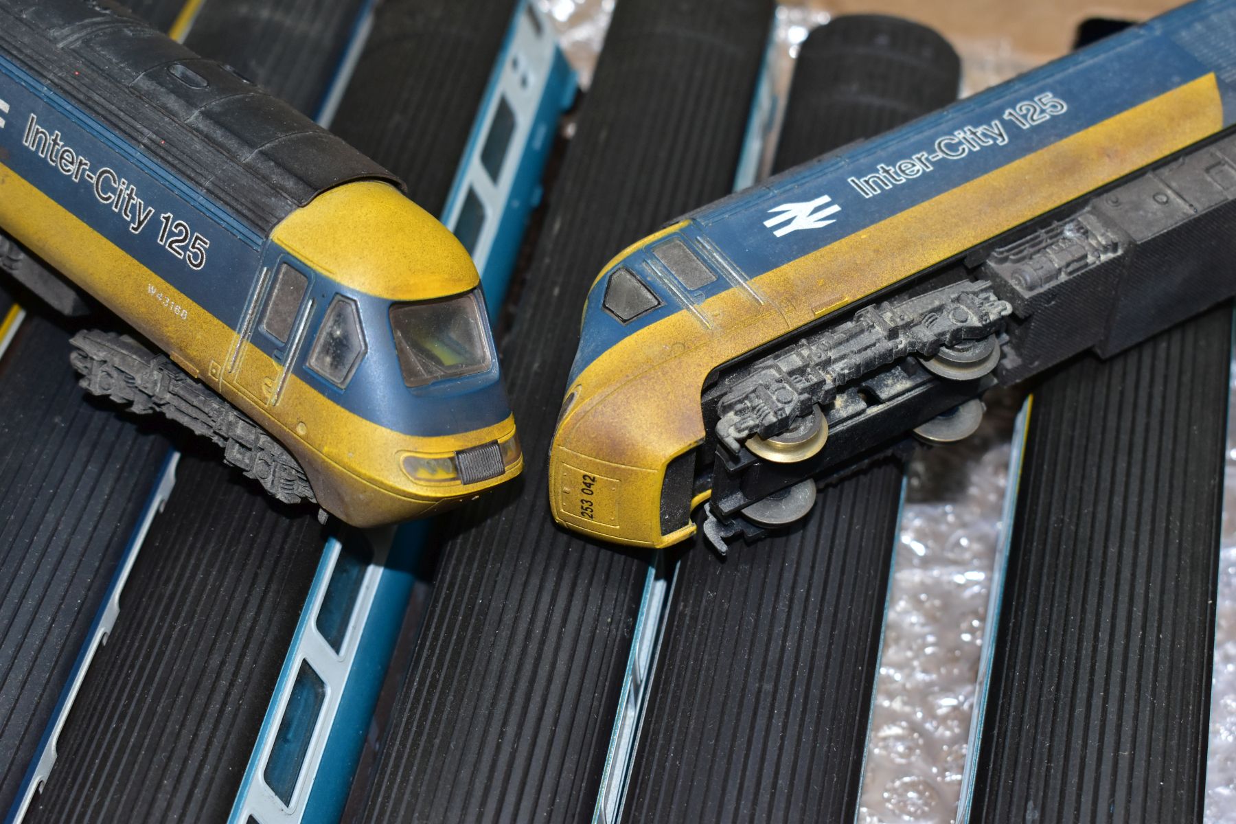 A QUANTITY OF UNBOXED 00 GAUGE INTER CITY 125 HIGH SPEED TRAIN POWER CARS AND MKIII COACHES, two x - Bild 4 aus 4