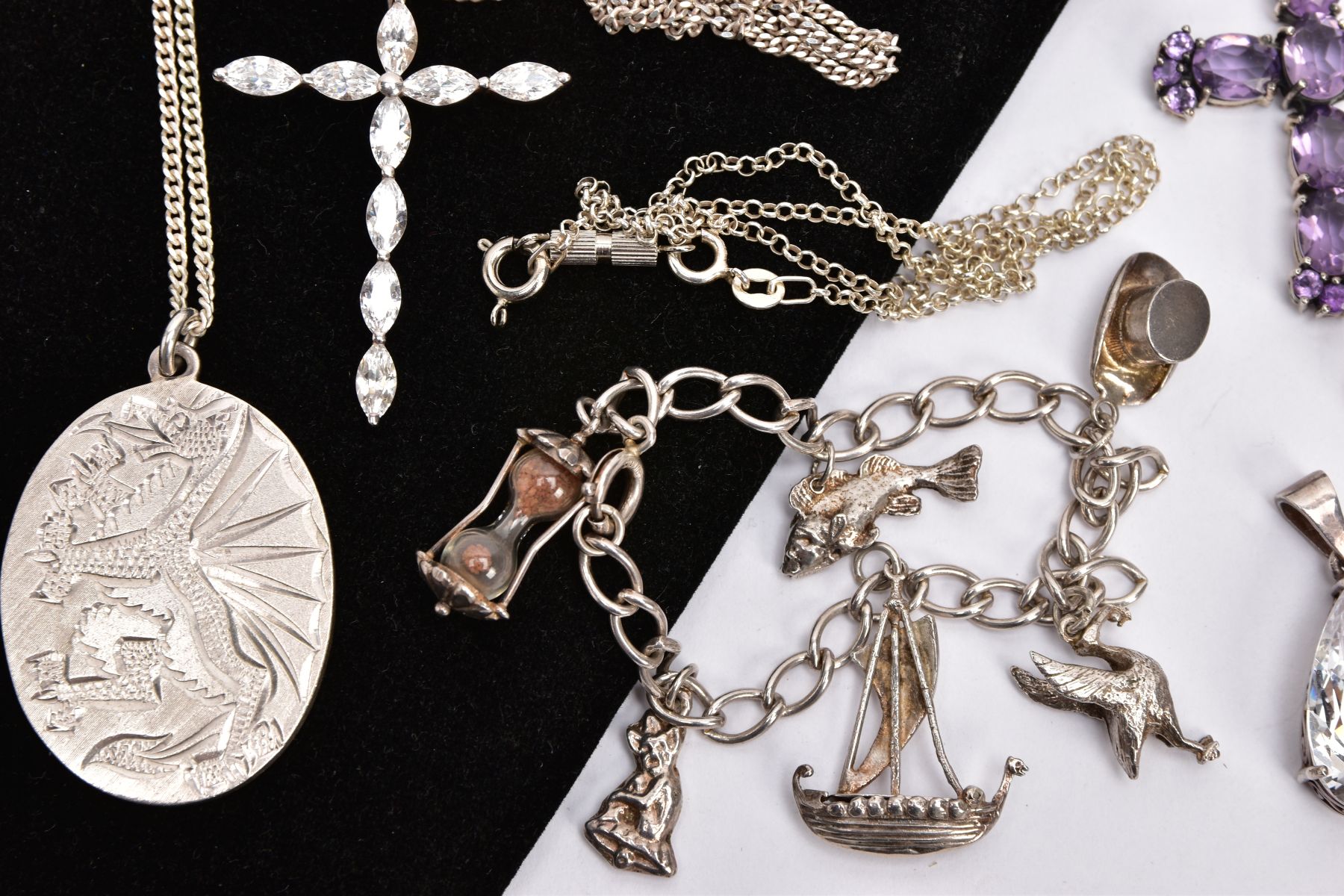 A SELECTION OF SILVER AND WHITE METAL JEWELLERY, to include a silver oval pendant, engraved with the - Image 3 of 4