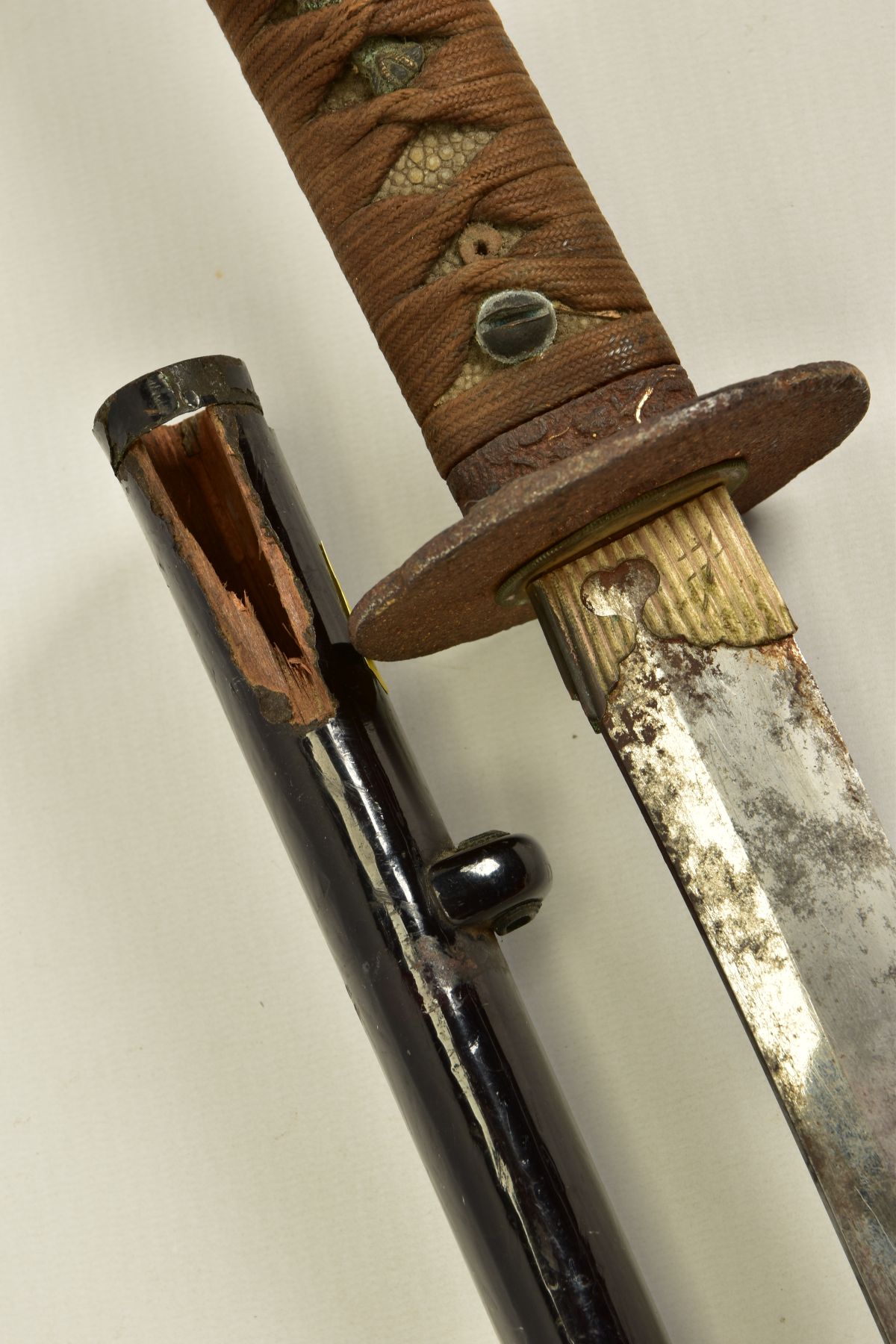 A WWII ERA JAPANESE 'GUNTO' SHORT SWORD, together with black painted/lacquered scabbard which has - Image 13 of 13