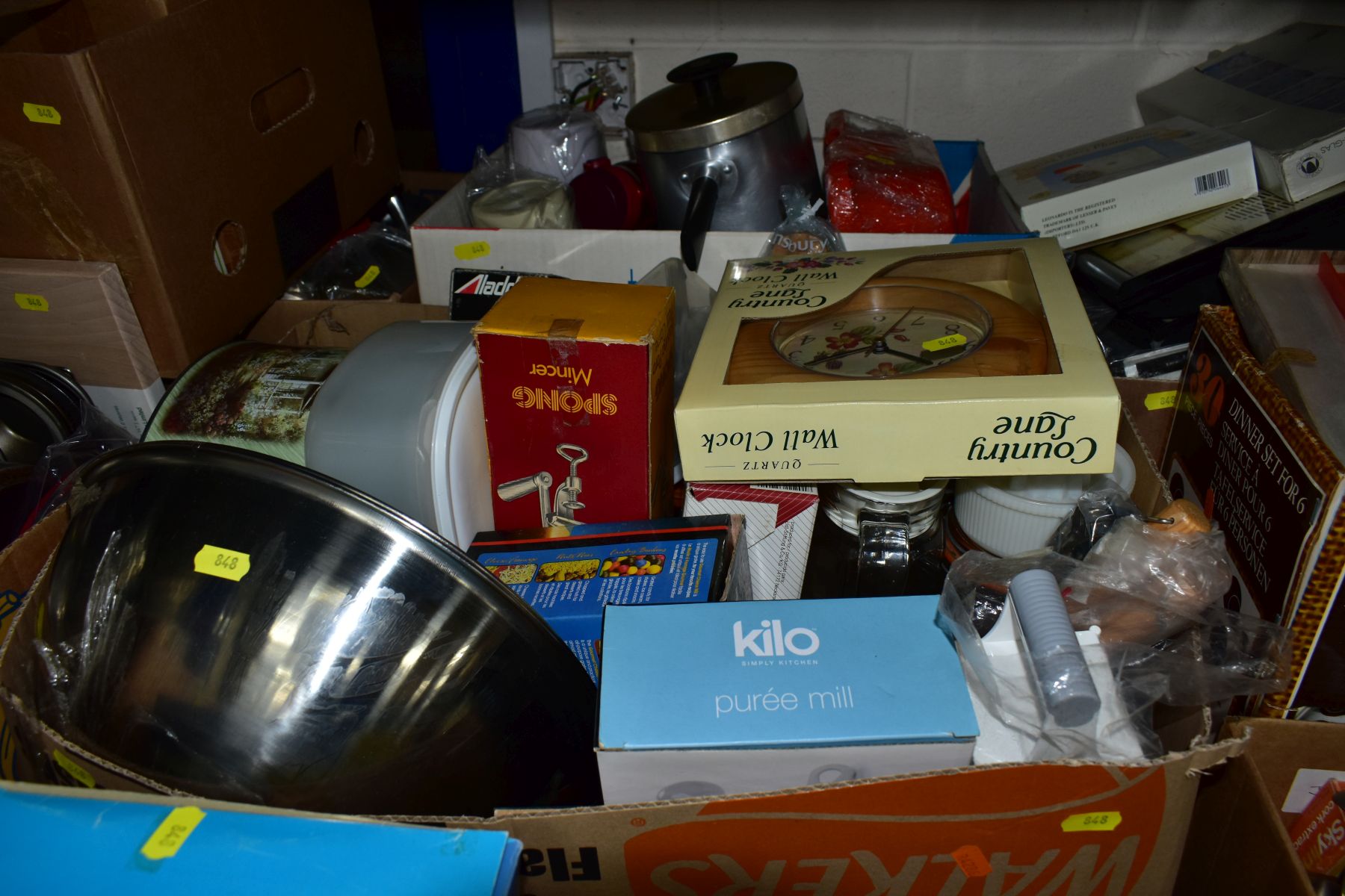 NINE BOXES AND LOOSE KITCHENWARES (LARGE QUANTITY), modern and vintage items, many in original - Bild 3 aus 11