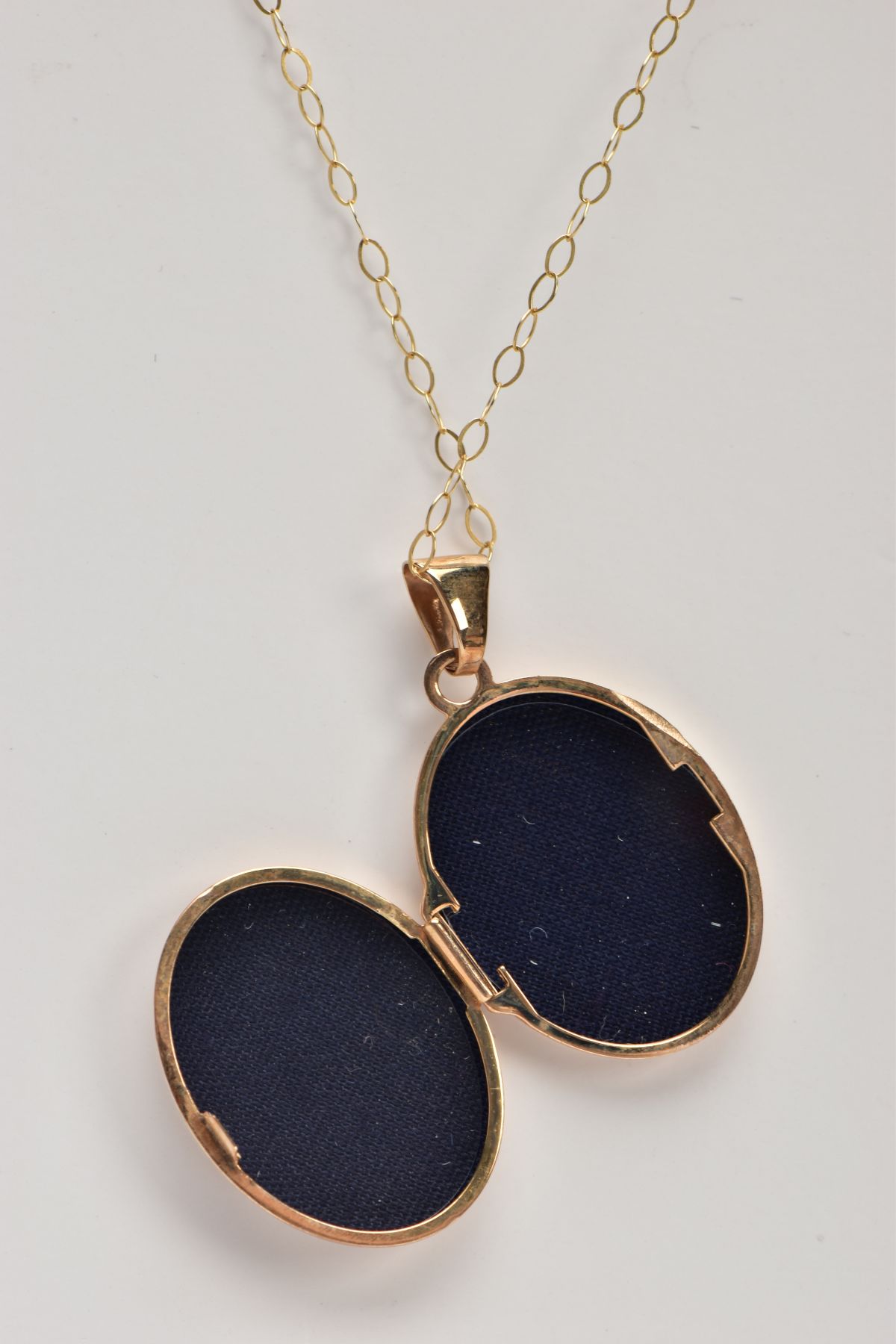 A 9CT GOLD LOCKET PENDANT NECKLACE, the locket of an oval form, decorated with white metal - Image 3 of 3