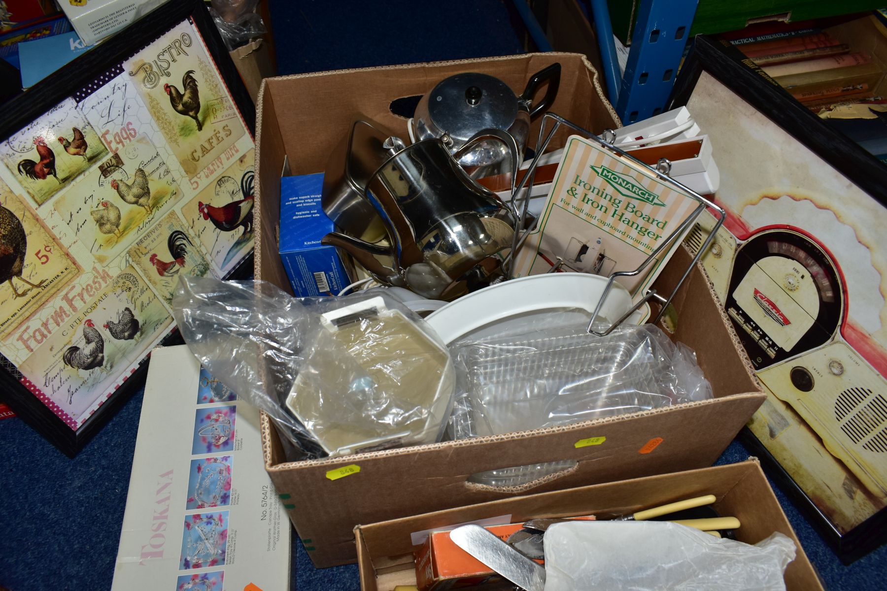 NINE BOXES AND LOOSE KITCHENWARES (LARGE QUANTITY), modern and vintage items, many in original - Bild 6 aus 11