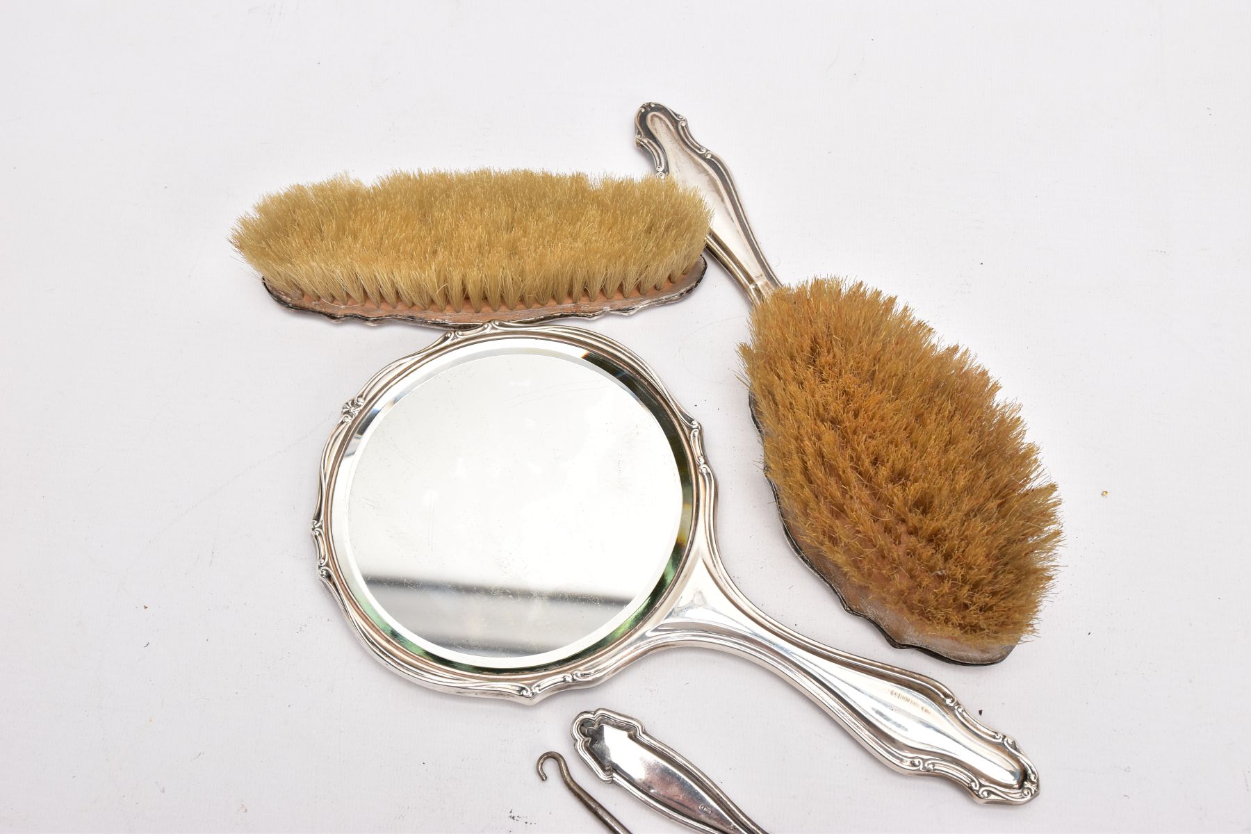 A THREE-PIECE SILVER VANITY SET A BUTTON HOOK AND A SHOEHORN, the vanity set comprising of a - Image 7 of 7