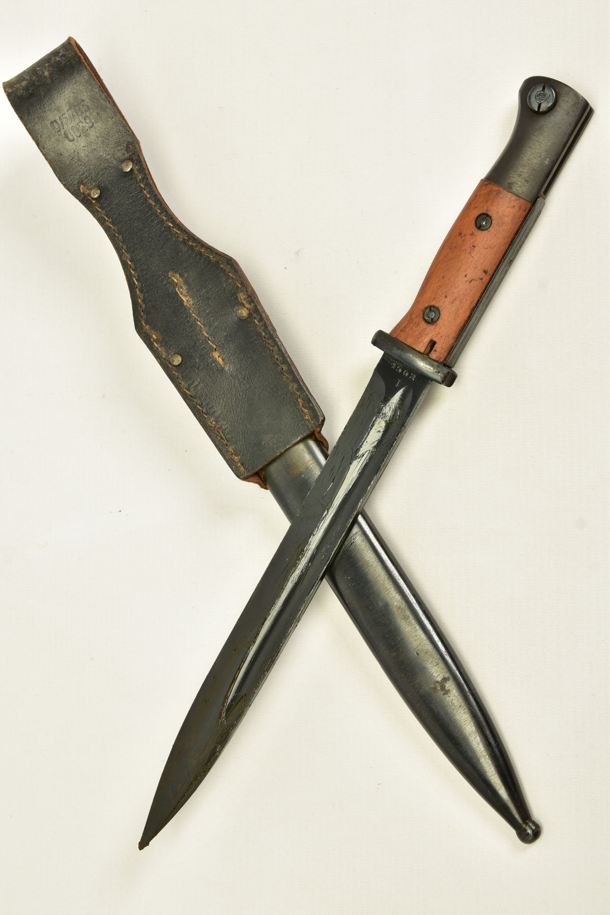 A WWII NON MATCHING NUMBERS GERMAN MAUSER RIFLE BAYONET AND SCABBARD frog etc. MKIII, by F.W.Holler, - Image 3 of 4