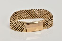 A HEAVY 9CT GOLD WHEAT CHAIN BRACELET, approximate width 15.8mm, fitted with a pull release fold