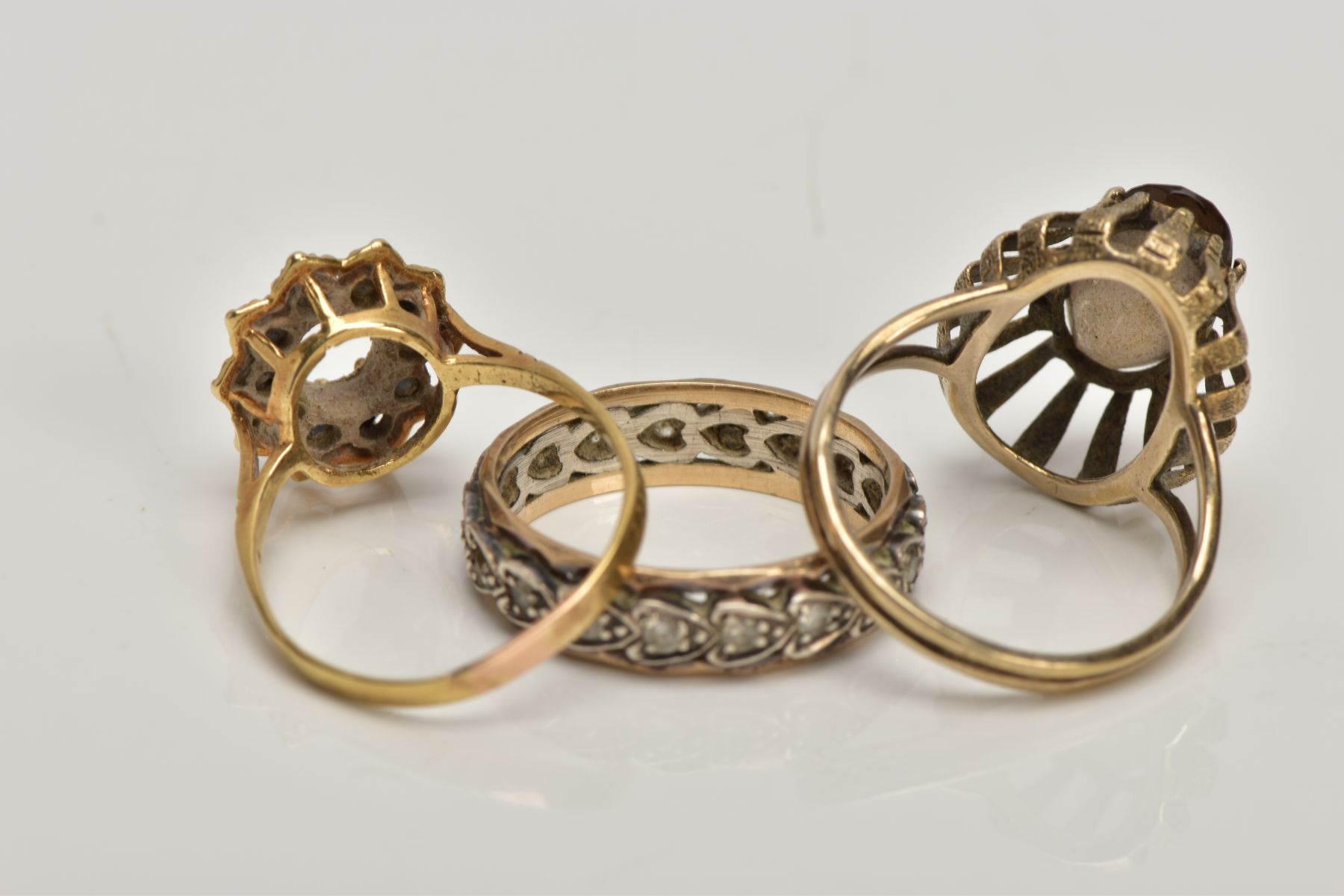 A 9CT GOLD DRESS RING AND TWO YELLOW METAL RINGS, the first of an oval shape set with an oval cut - Image 3 of 4