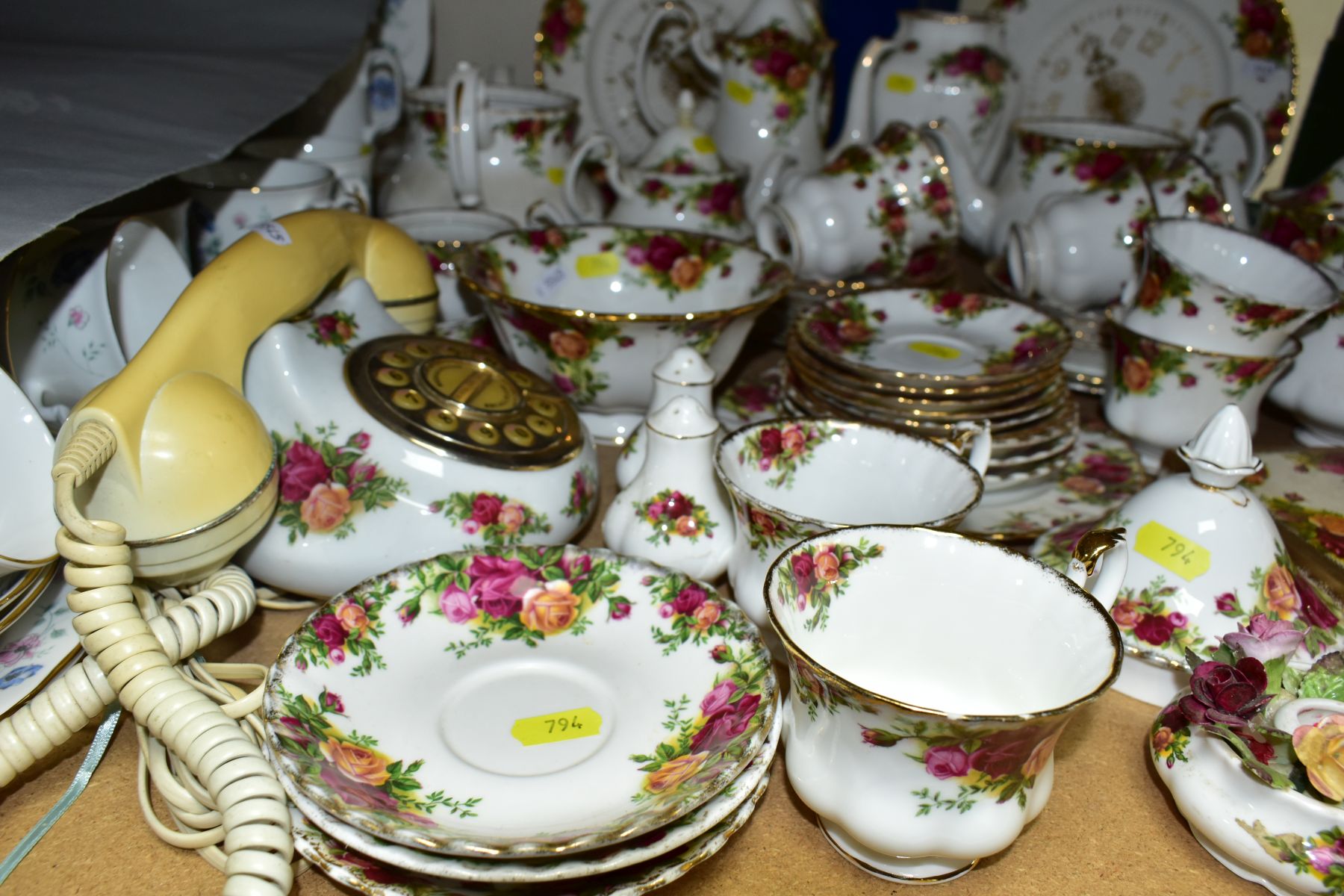 FIFTY TWO PIECES OF ROYAL ALBERT 'OLD COUNTRY ROSES' TEA/DINNERWARES AND OTHER ITEMS, comprising - Image 5 of 6