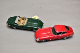 TWO UNBOXED FRANKLIN MINT 1961 JAGUAR E TYPE SPORTS CAR MODELS, both 1/24 scale, roadster in British