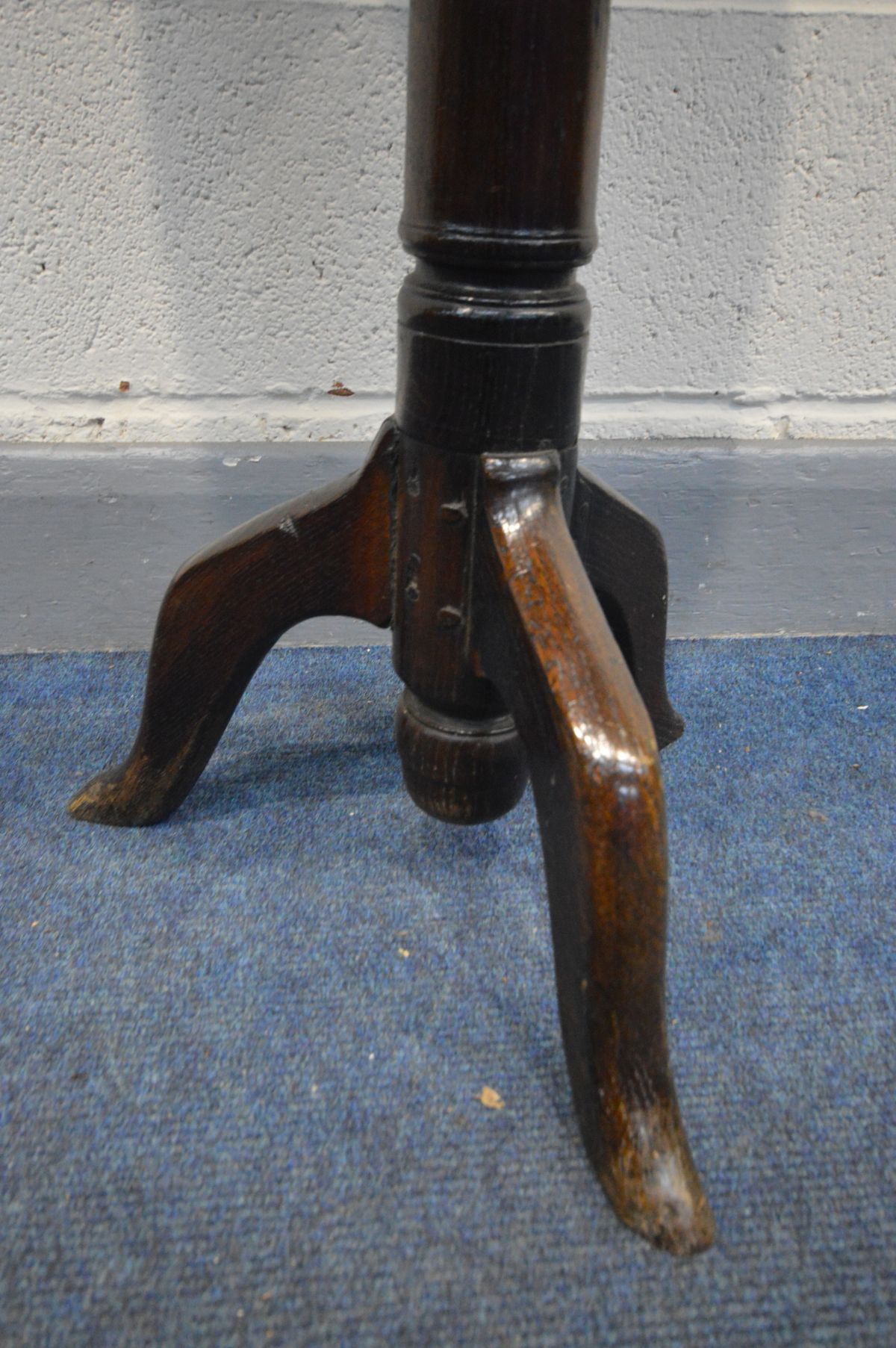 AN 18TH CENTURY AND LATER OAK CIRCULAR TOP TRIPOD TABLE (condition - faults, repairs and - Image 3 of 3