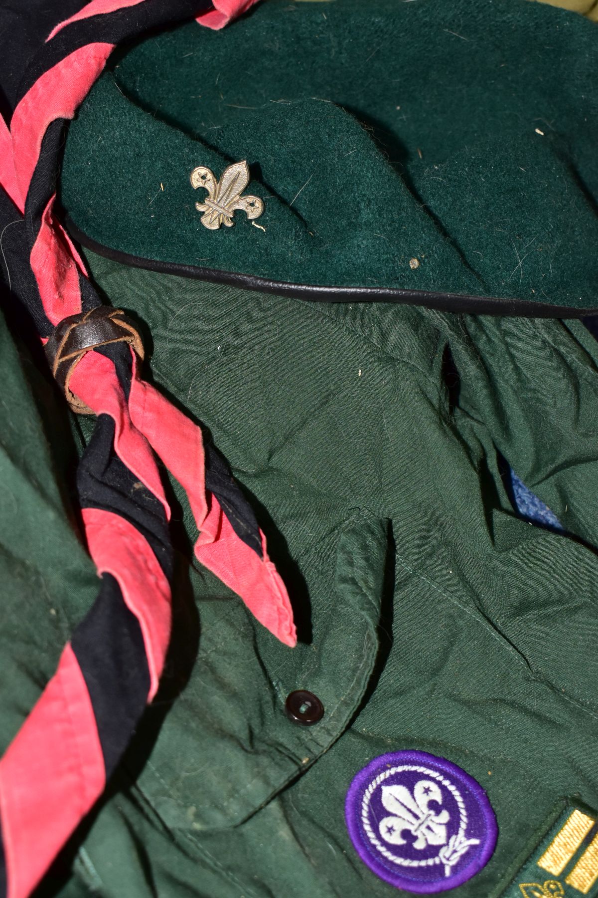 A BOX OF SCOUTING UNIFORMS AND ACCESSORIES, including three berets, five neckers, a shirt, fabric - Bild 3 aus 4