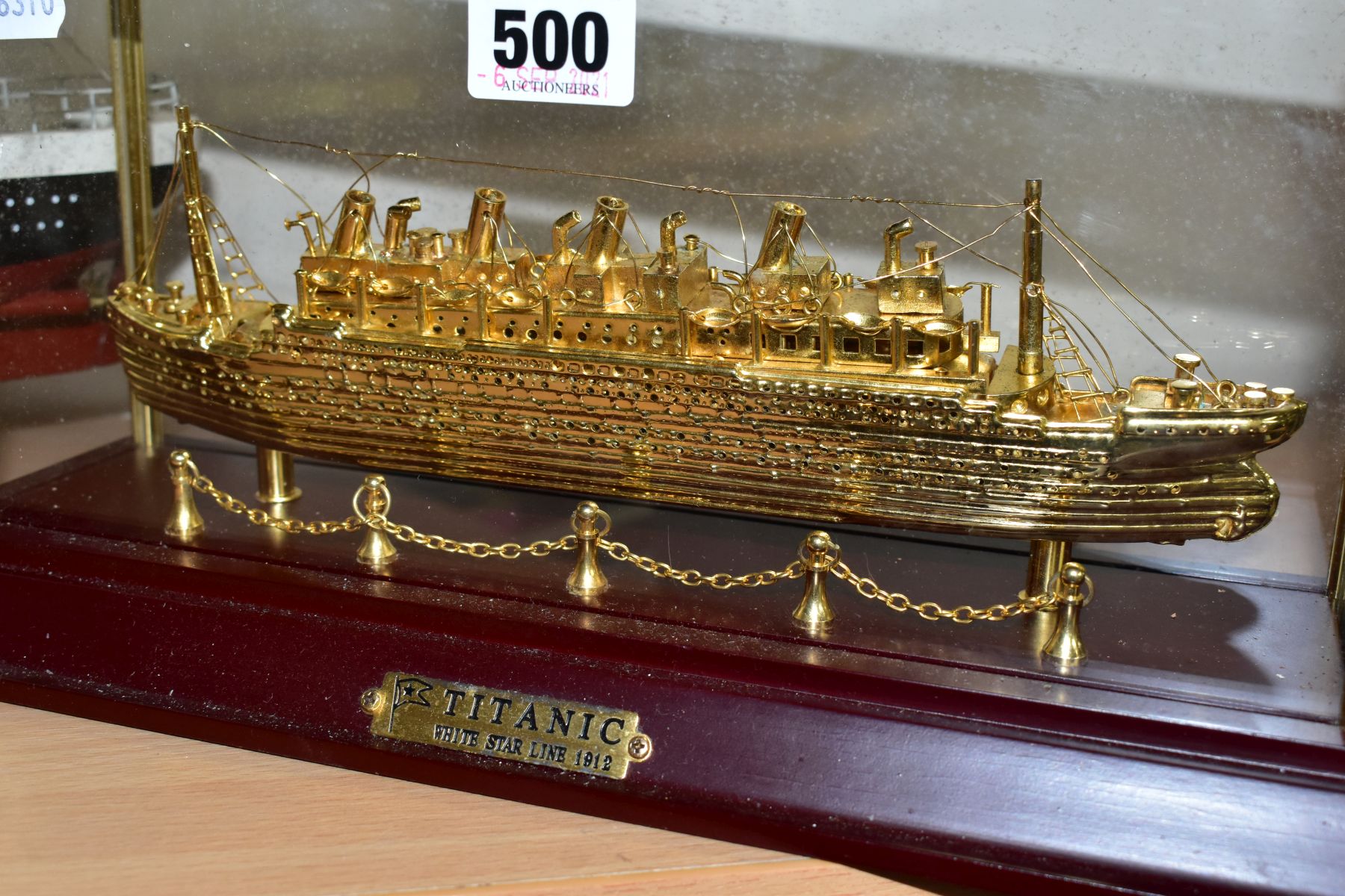TWO MODERN MODELS OF THE TITANIC, once in glass case, 35.5cm x 17cm x 12.5cm including case, ship is - Image 3 of 5