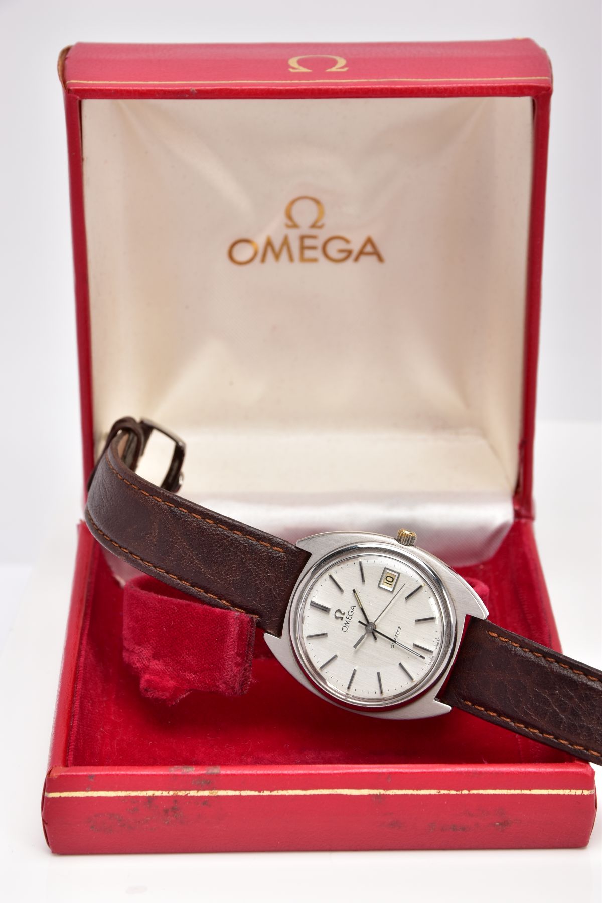 A GENTLEMAN'S OMEGA WRISTWATCH WITH BOX, the quartz watch with circular face, baton markers, date - Image 6 of 6
