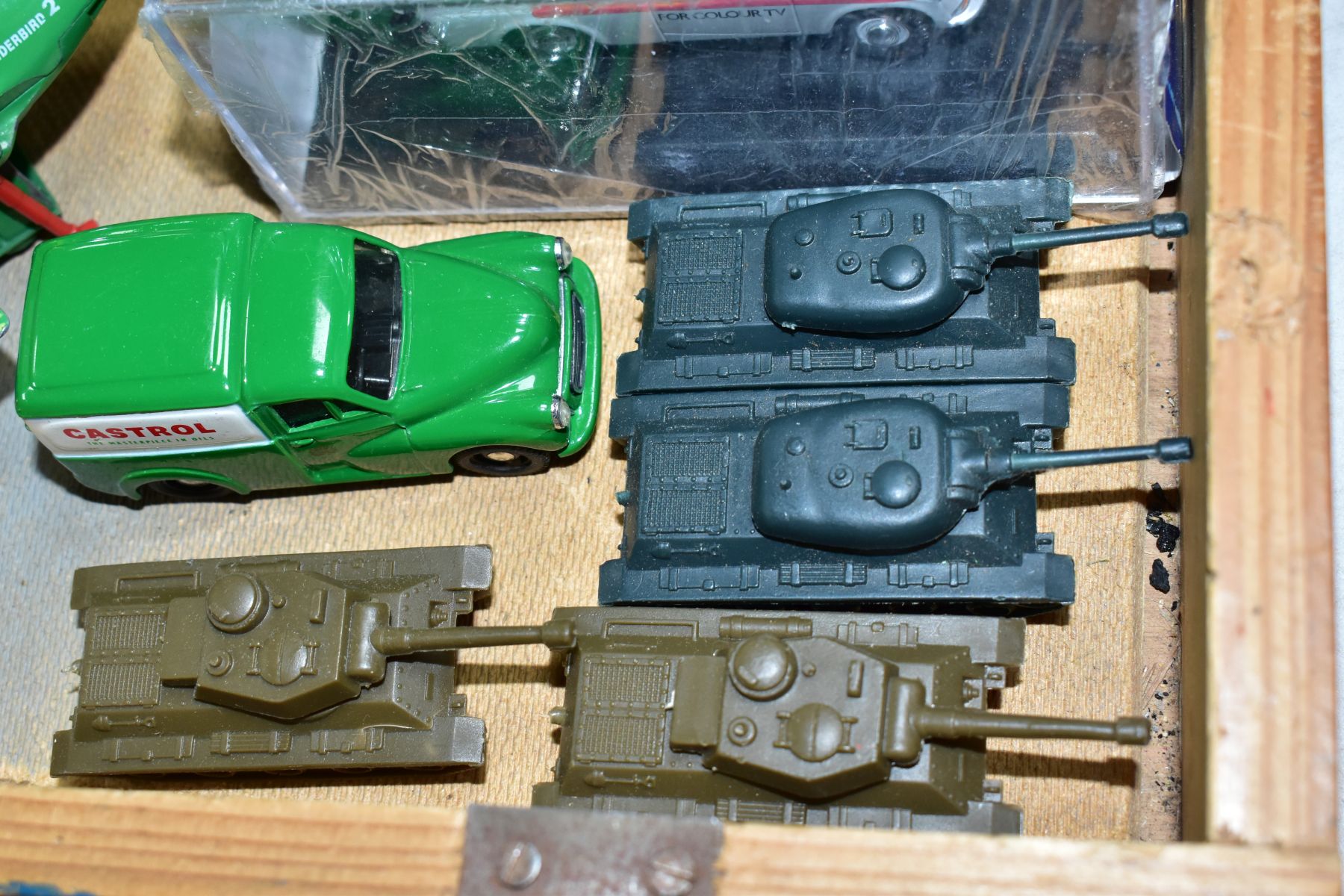 A QUANTITY OF BOXED AND UNBOXED PLAYWORN DIECAST VEHICLES, to include a quantity of Matchbox 'Models - Bild 3 aus 4